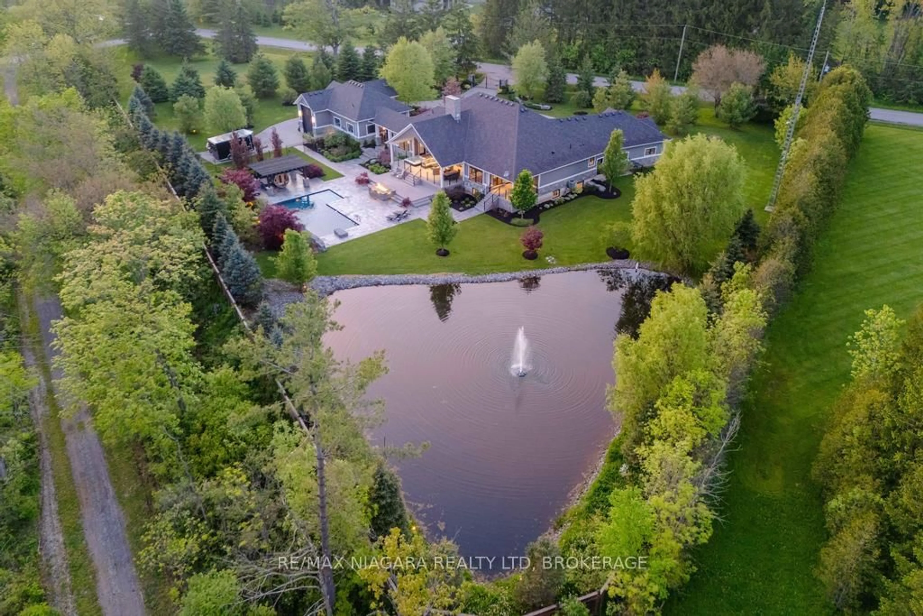 A pic from outside/outdoor area/front of a property/back of a property/a pic from drone, water/lake/river/ocean view for 696 Foss Rd, Pelham Ontario L0S 1C0