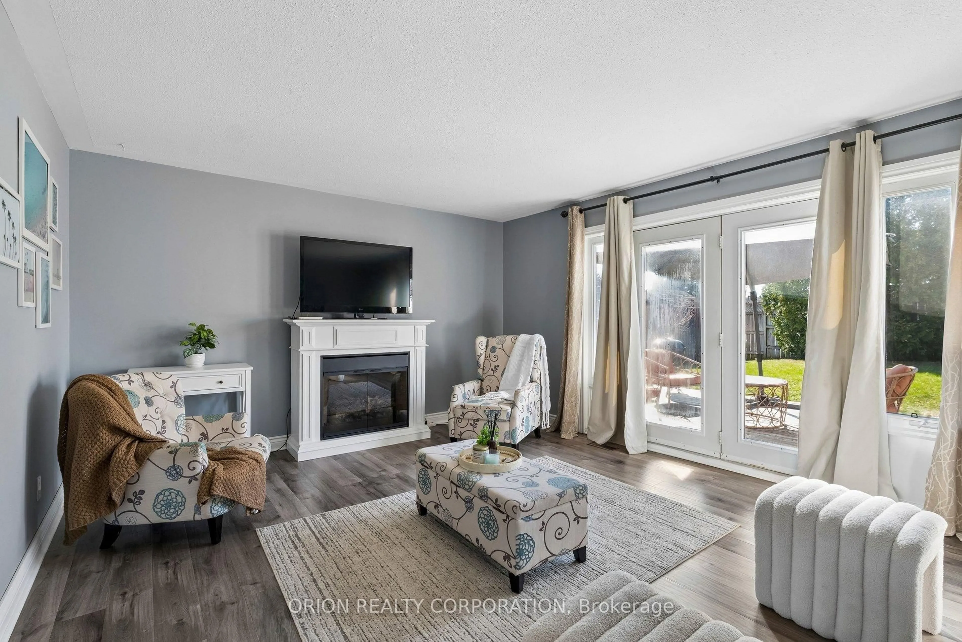 Living room with furniture, unknown for 1014B Vanier Ave, Woodstock Ontario N4S 4K4