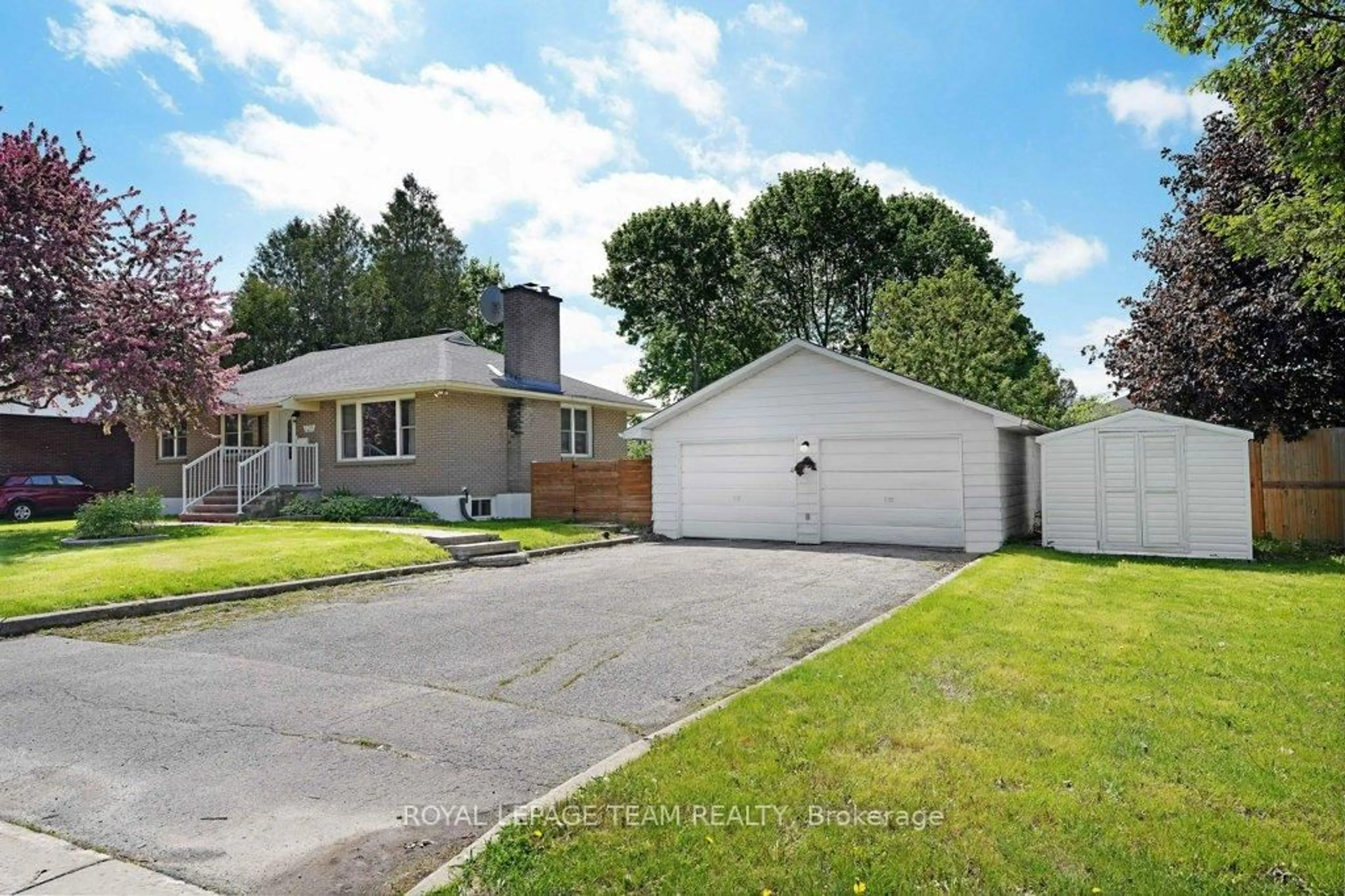 A pic from outside/outdoor area/front of a property/back of a property/a pic from drone, street for 125 Norice St, Ottawa Ontario K2G 2Y2