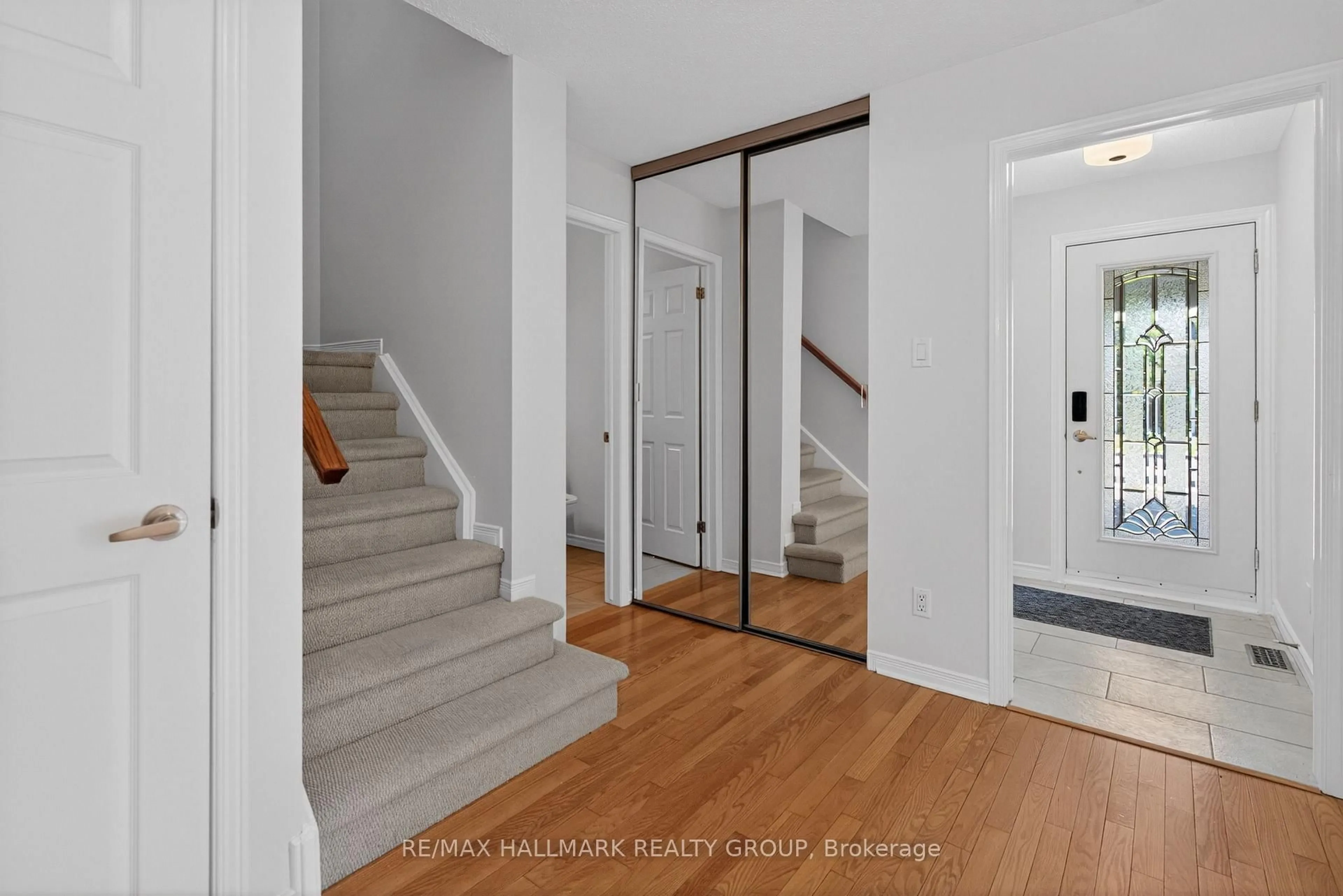 Indoor entryway for 463 Princess Louise Dr, Ottawa Ontario K4A 1X2