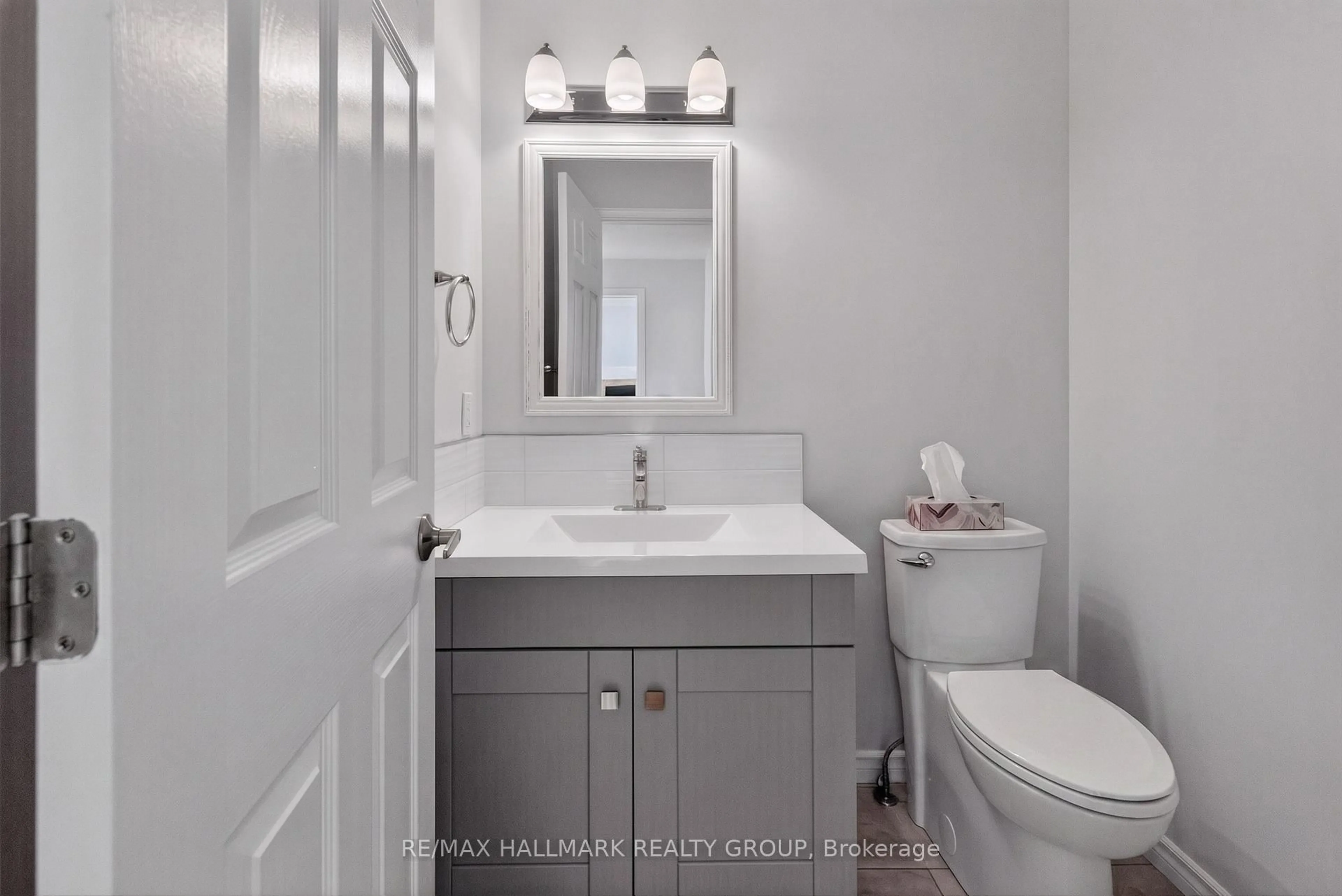 Standard bathroom, ceramic/tile floor for 463 Princess Louise Dr, Ottawa Ontario K4A 1X2