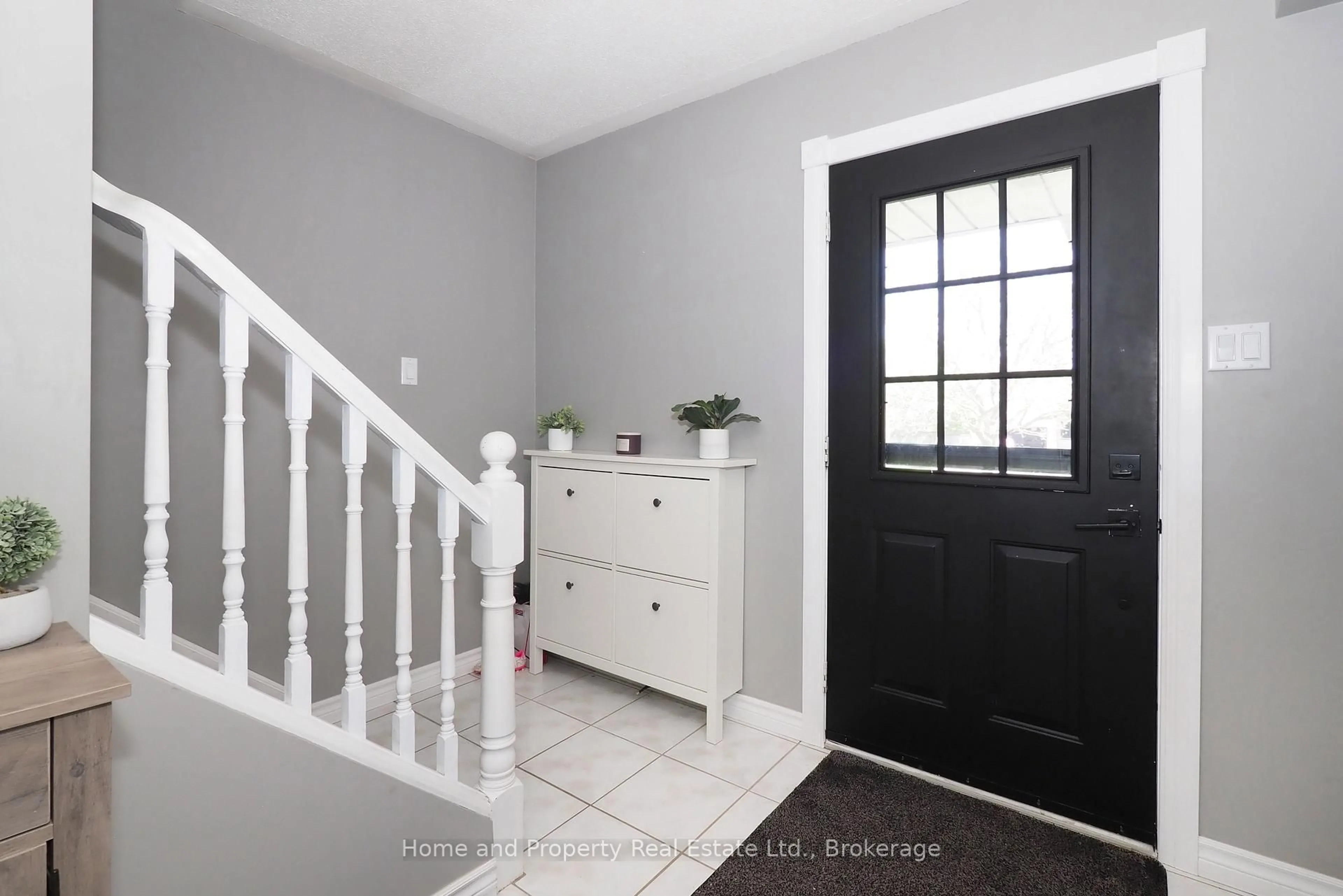 Indoor entryway for 15 Dales Dr, Mapleton Ontario N0G 1P0
