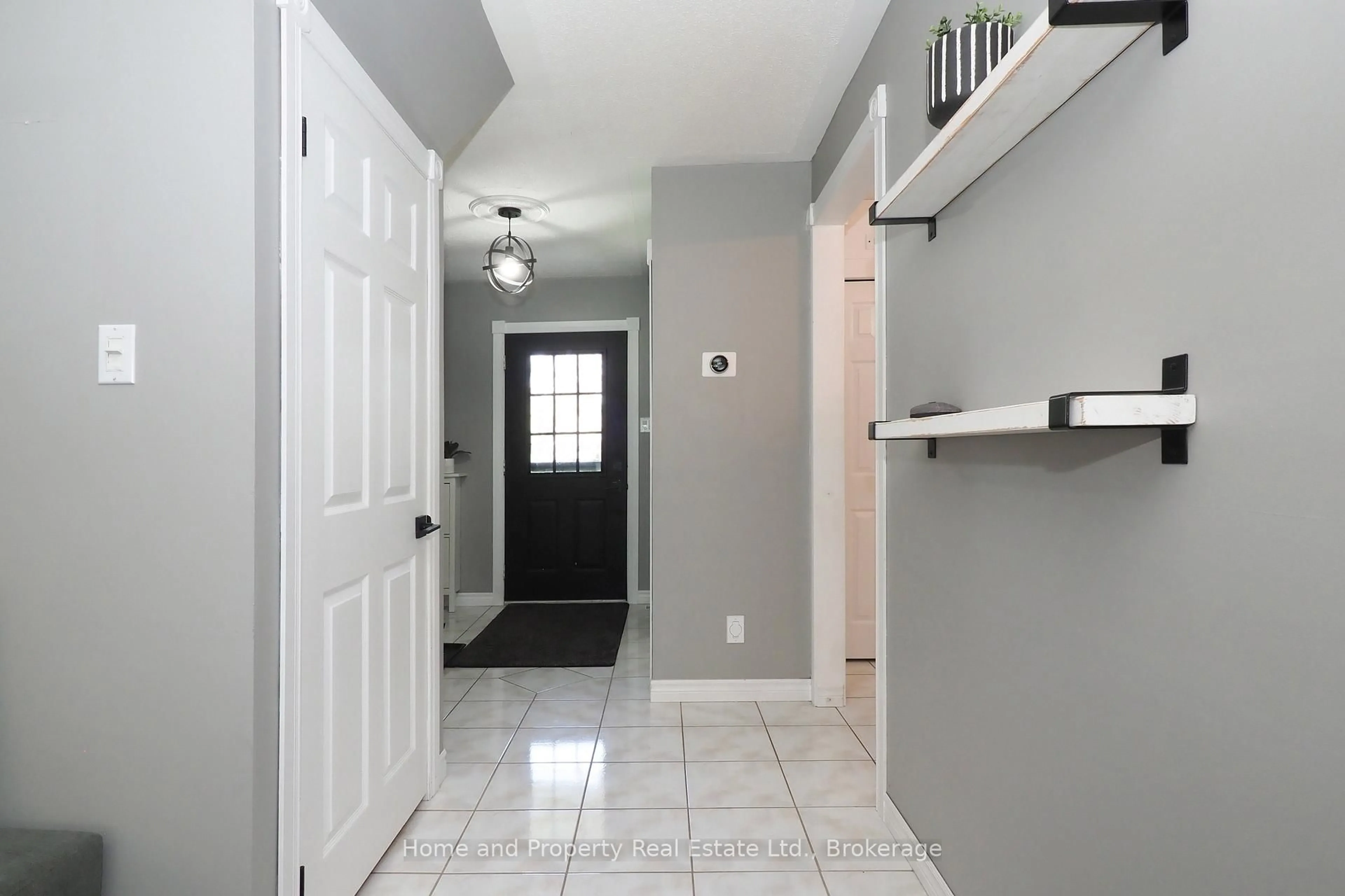 Indoor entryway for 15 Dales Dr, Mapleton Ontario N0G 1P0