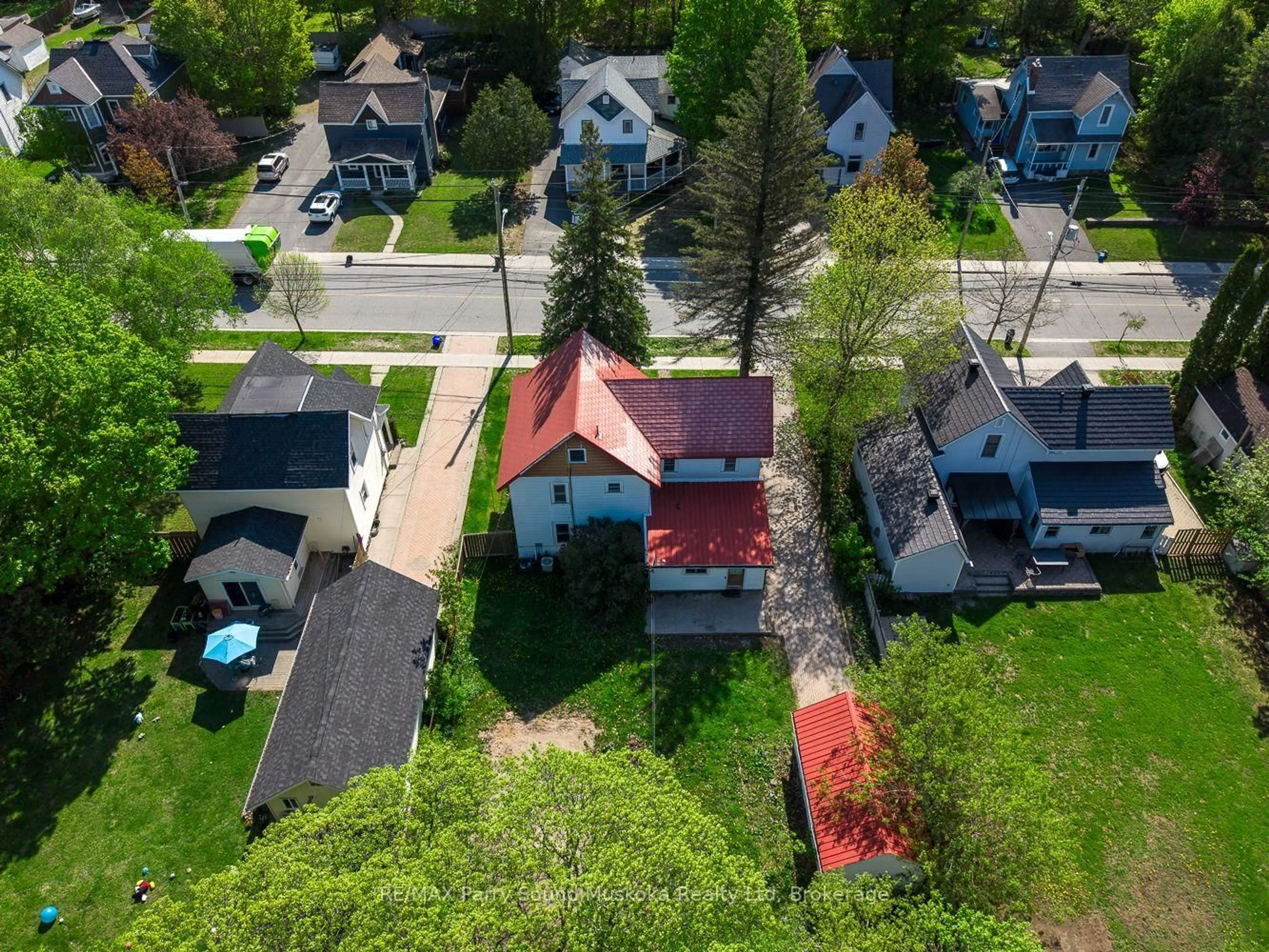 A pic from outside/outdoor area/front of a property/back of a property/a pic from drone, street for 124 GIBSON St, Parry Sound Ontario P2A 1X7