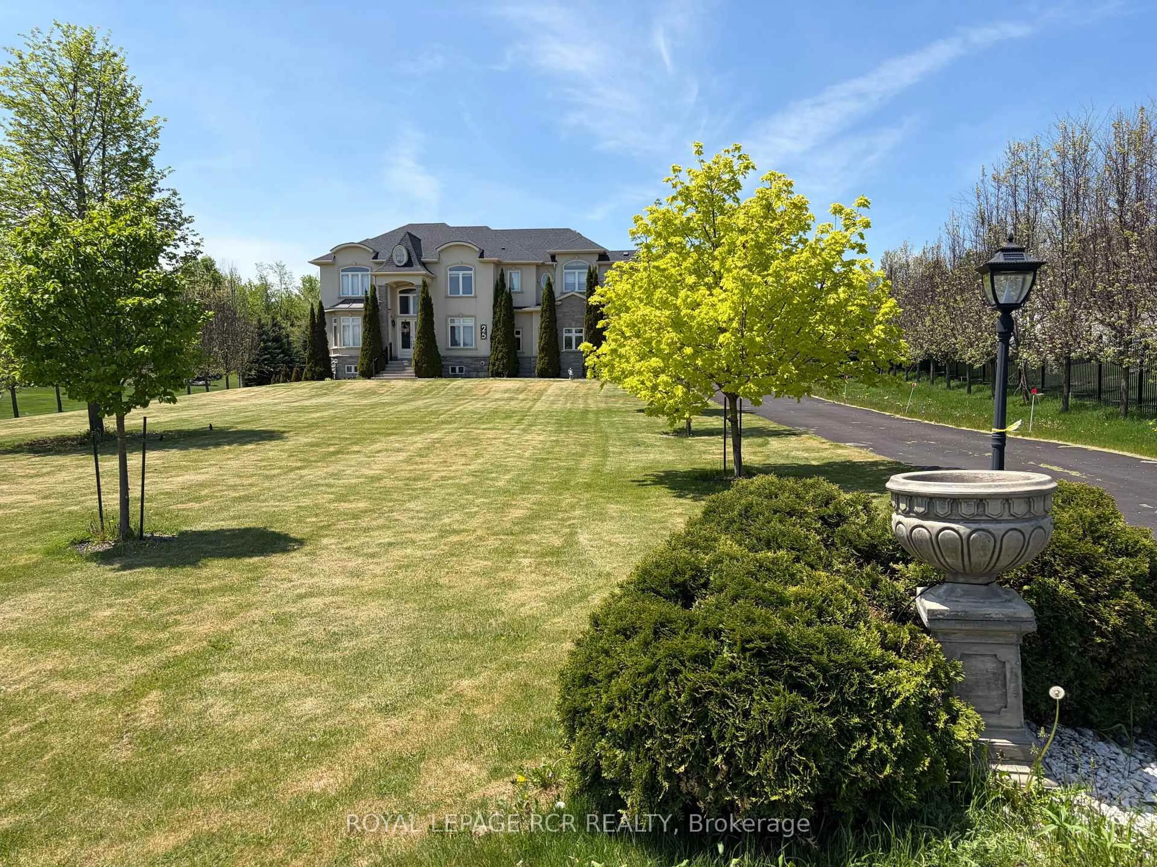 A pic from outside/outdoor area/front of a property/back of a property/a pic from drone, unknown for 25 Brookhaven Cres, East Garafraxa Ontario L9W 7L9