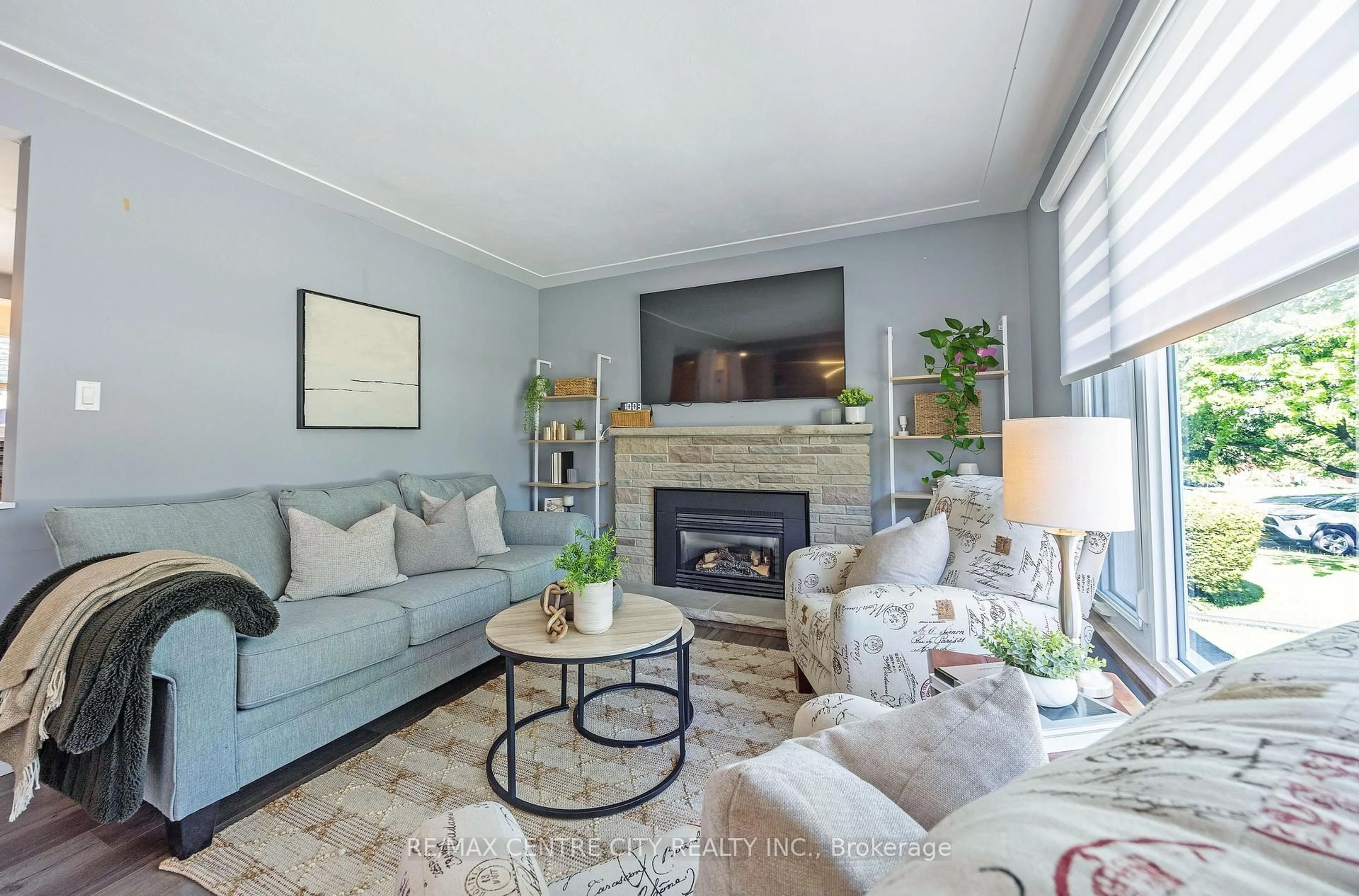Living room with furniture, unknown for 309 Panorama Cres, London South Ontario N5Z 3H2