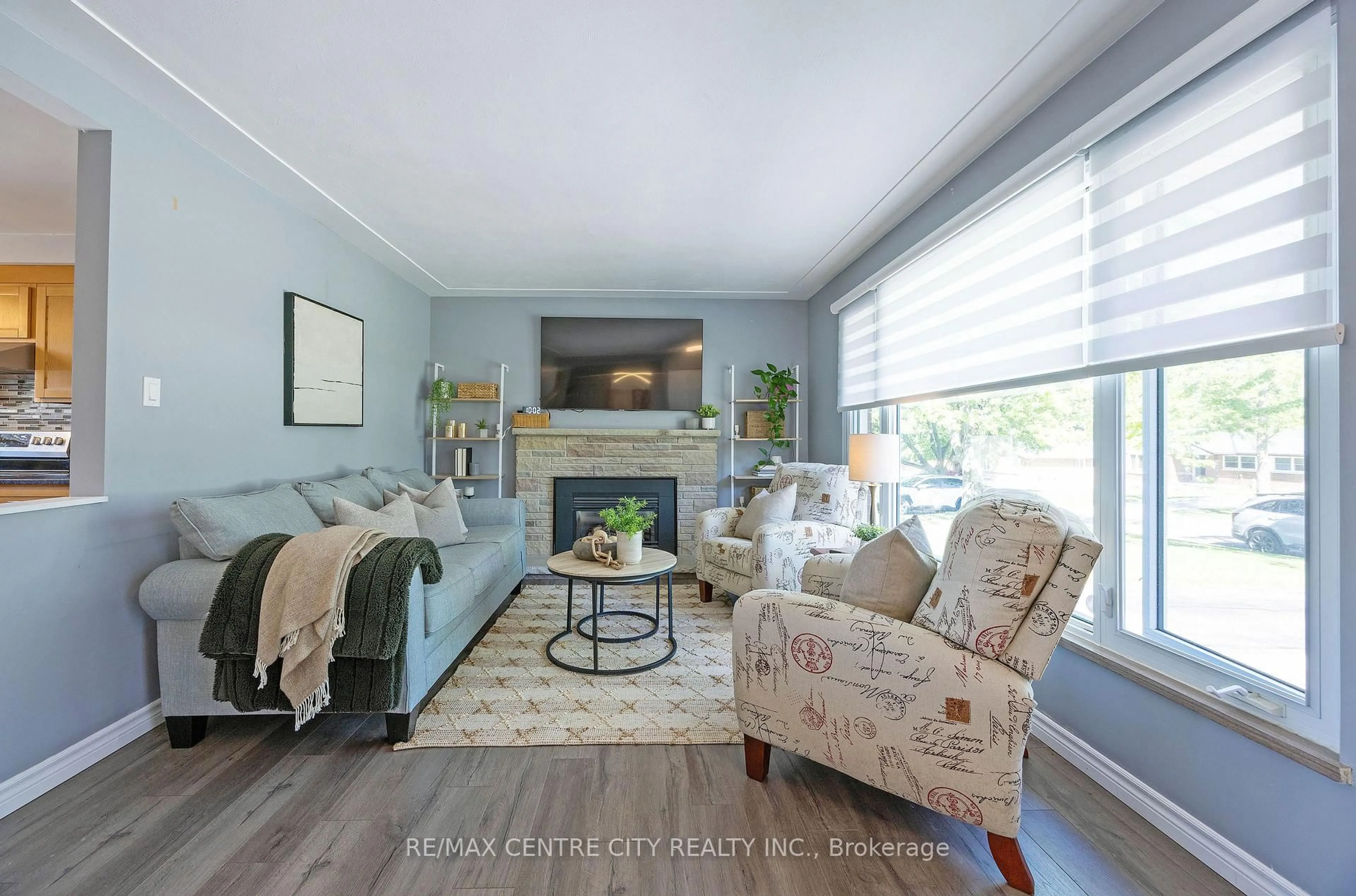 Living room with furniture, wood/laminate floor for 309 Panorama Cres, London South Ontario N5Z 3H2