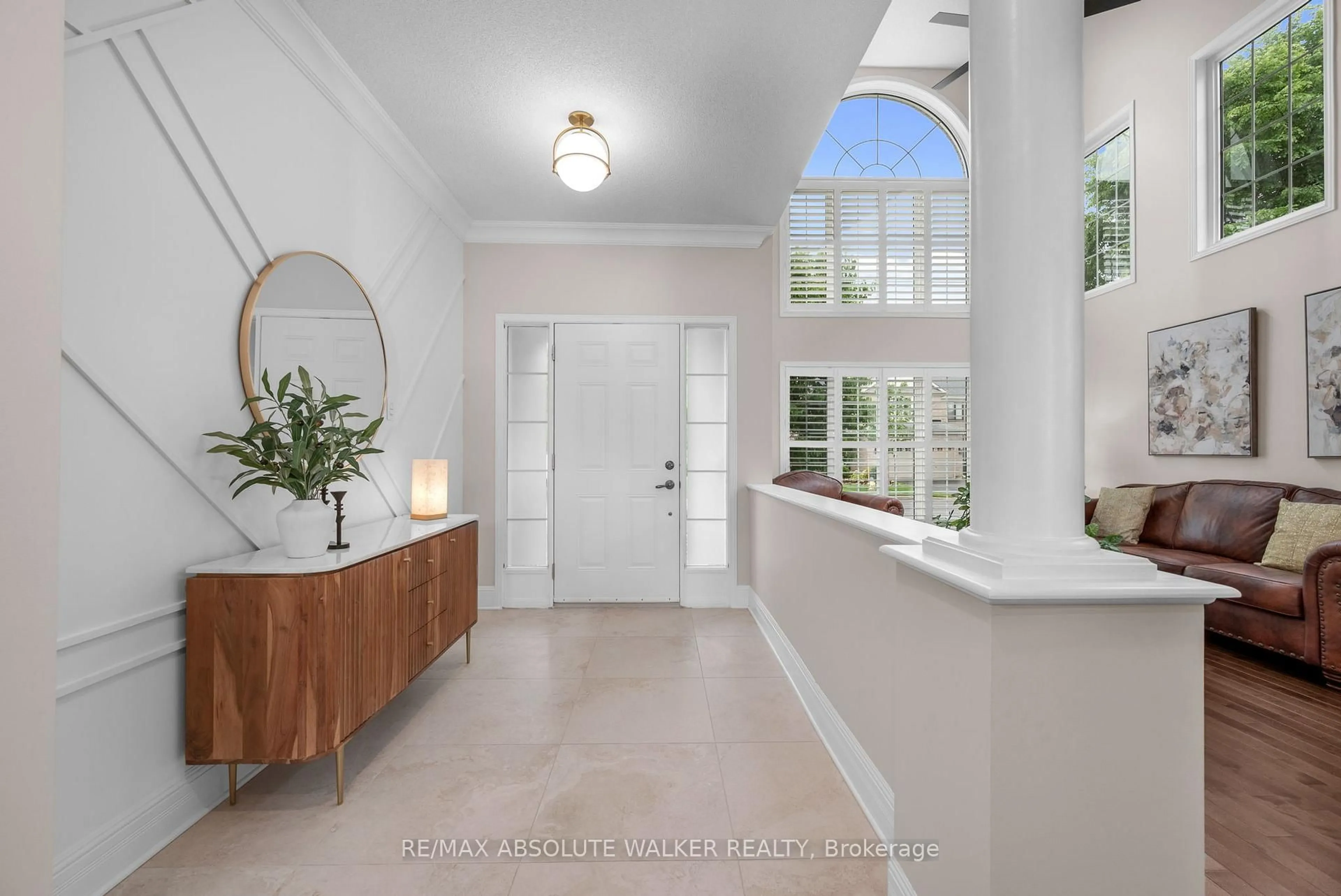 Indoor entryway for 245 Lucinda Cres, Ottawa Ontario K1W 0A1