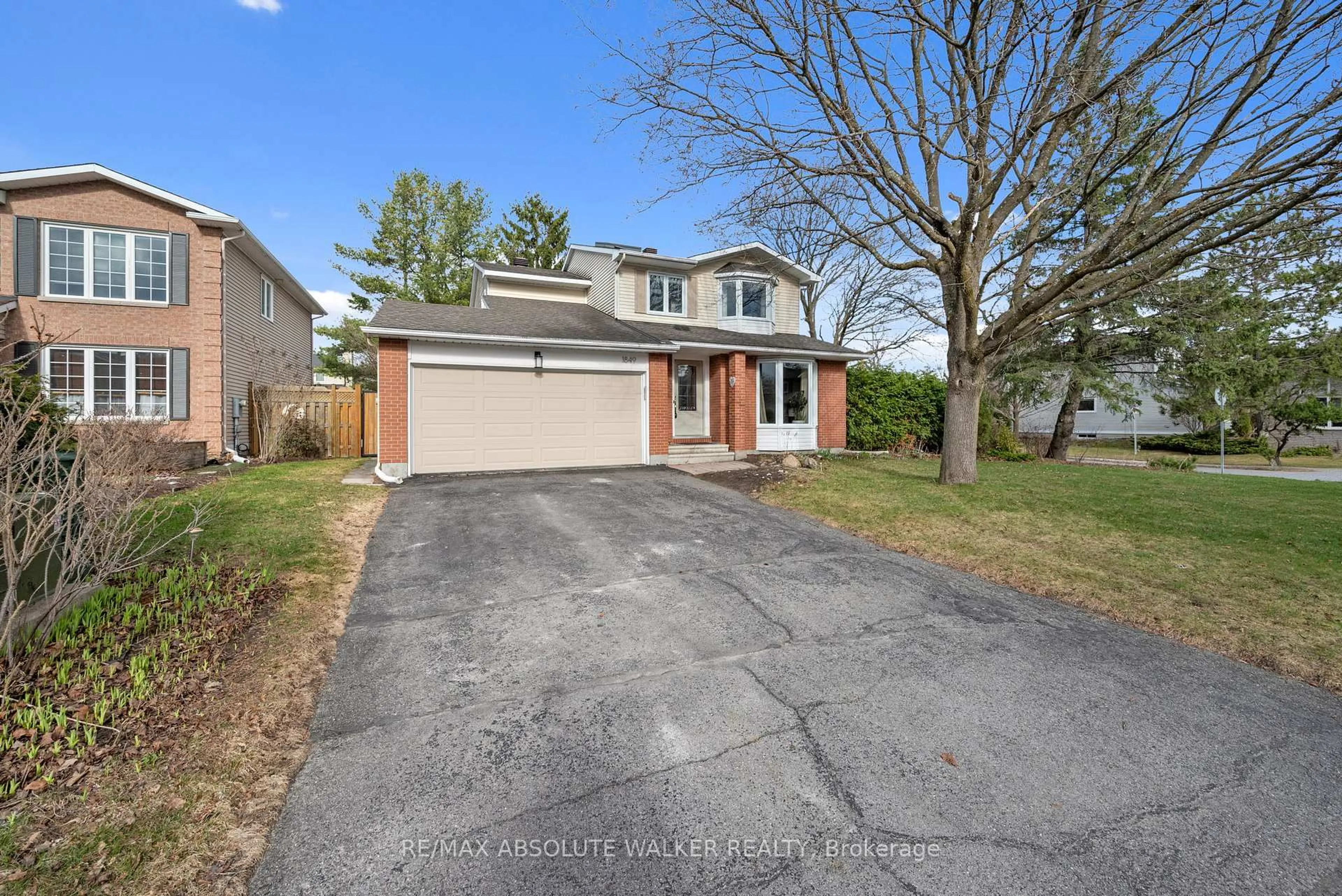 A pic from outside/outdoor area/front of a property/back of a property/a pic from drone, street for 1849 Montereau Ave, Ottawa Ontario K1C 5X5