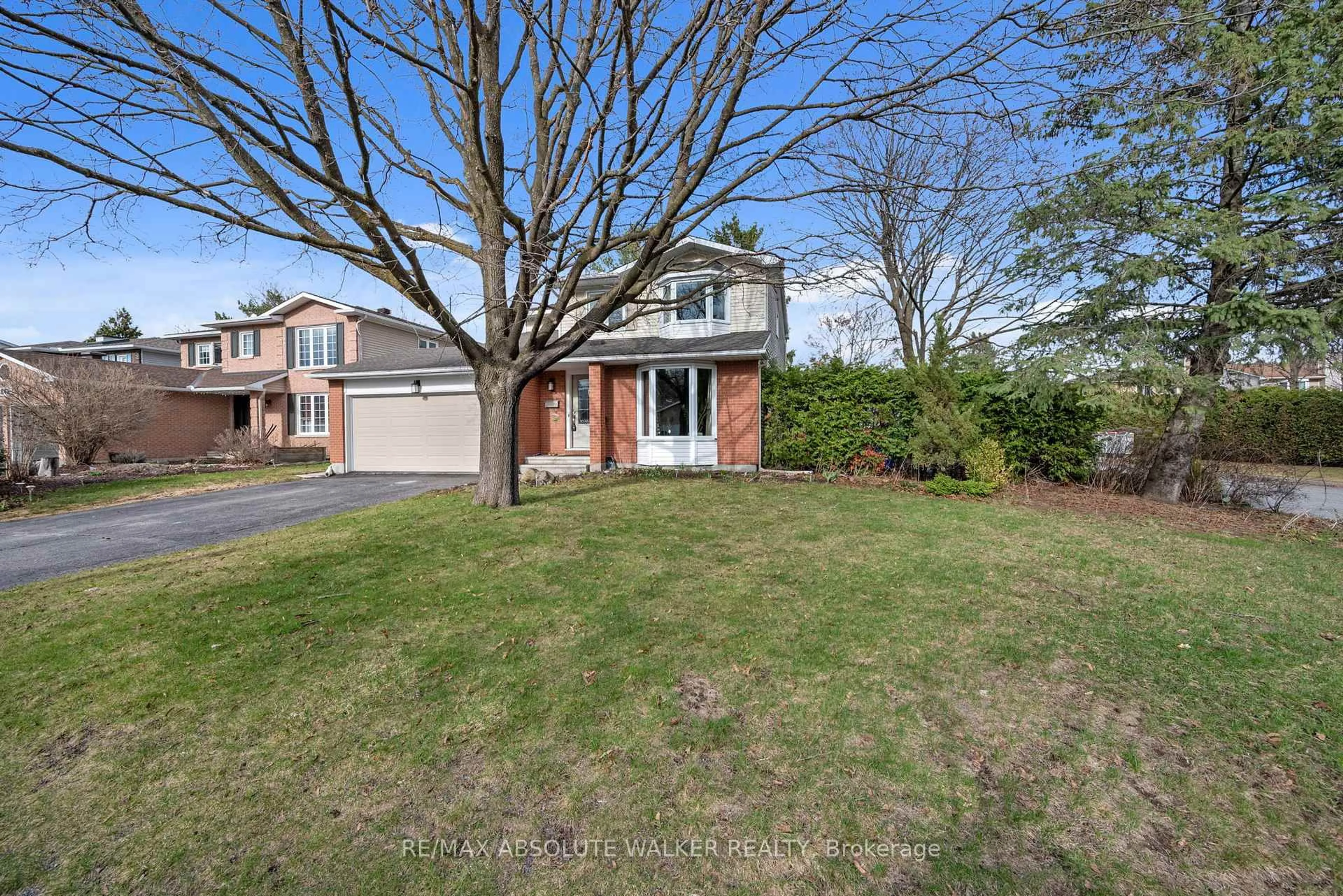 A pic from outside/outdoor area/front of a property/back of a property/a pic from drone, street for 1849 Montereau Ave, Ottawa Ontario K1C 5X5