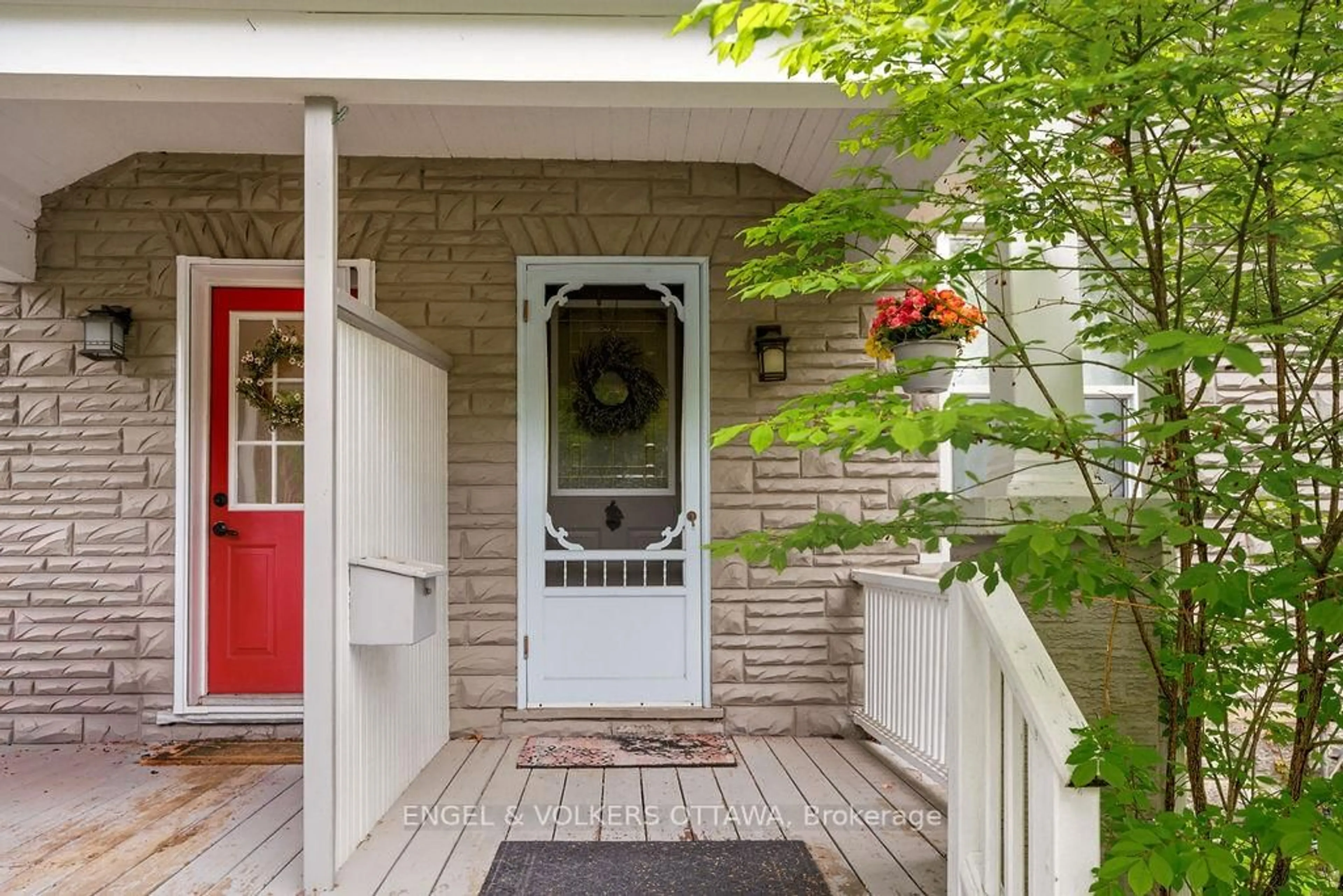 Indoor entryway for 94 HOPEWELL Ave, Ottawa Ontario K1S 2Z1