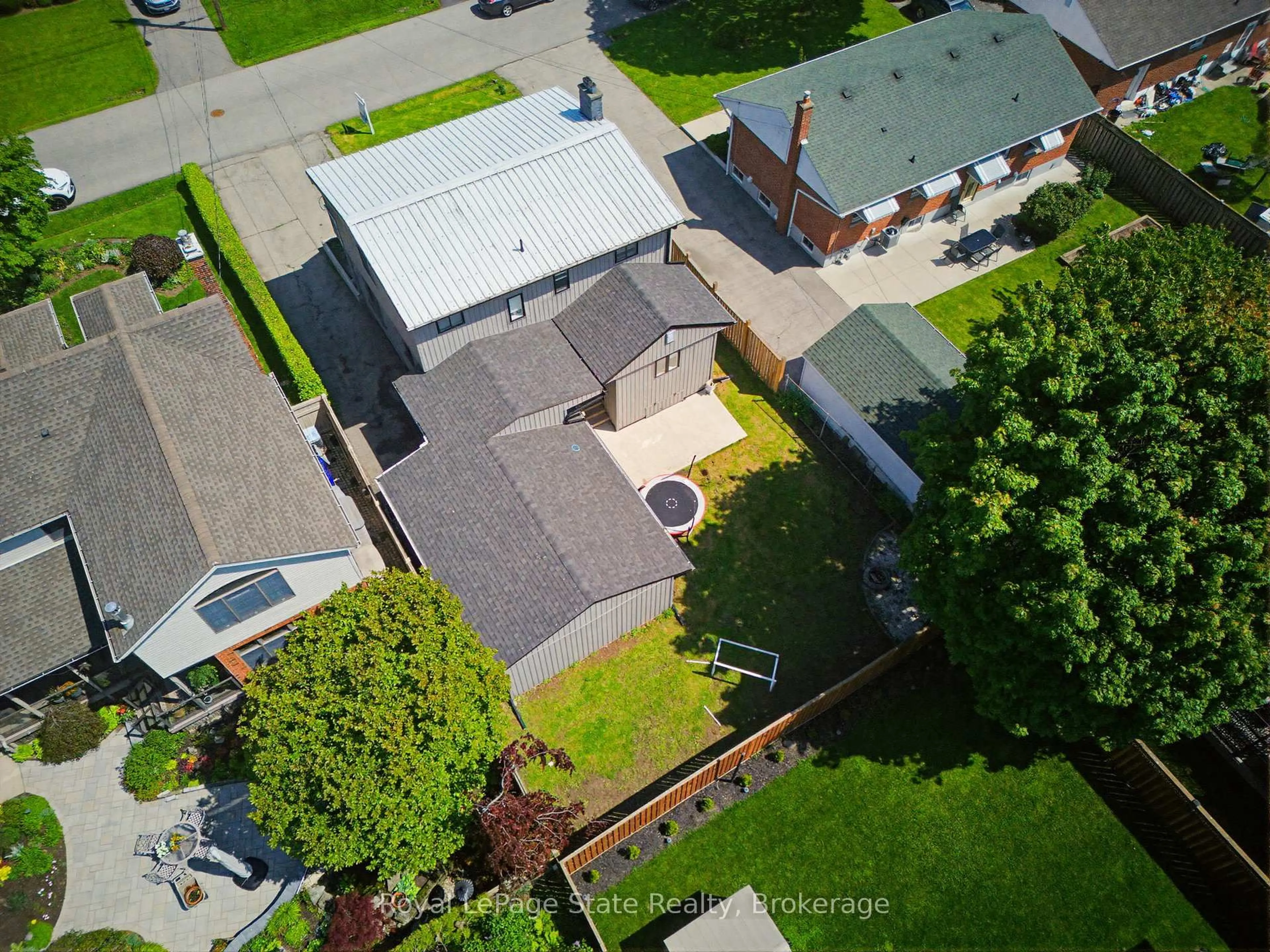 A pic from outside/outdoor area/front of a property/back of a property/a pic from drone, street for 91 First St, Hamilton Ontario L8G 1Y2