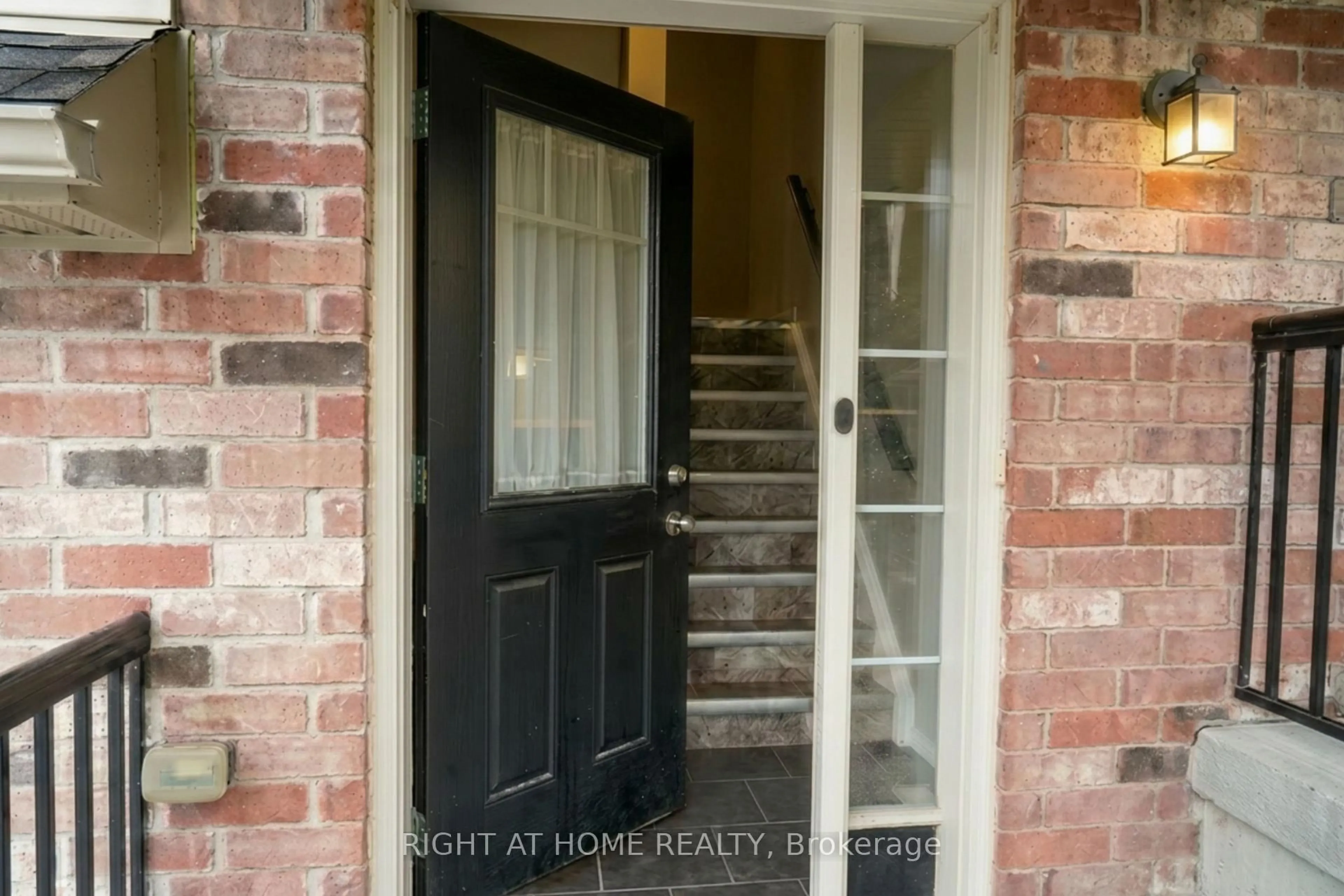 Indoor entryway for 750 Lawrence St #59, Cambridge Ontario N3H 4A9
