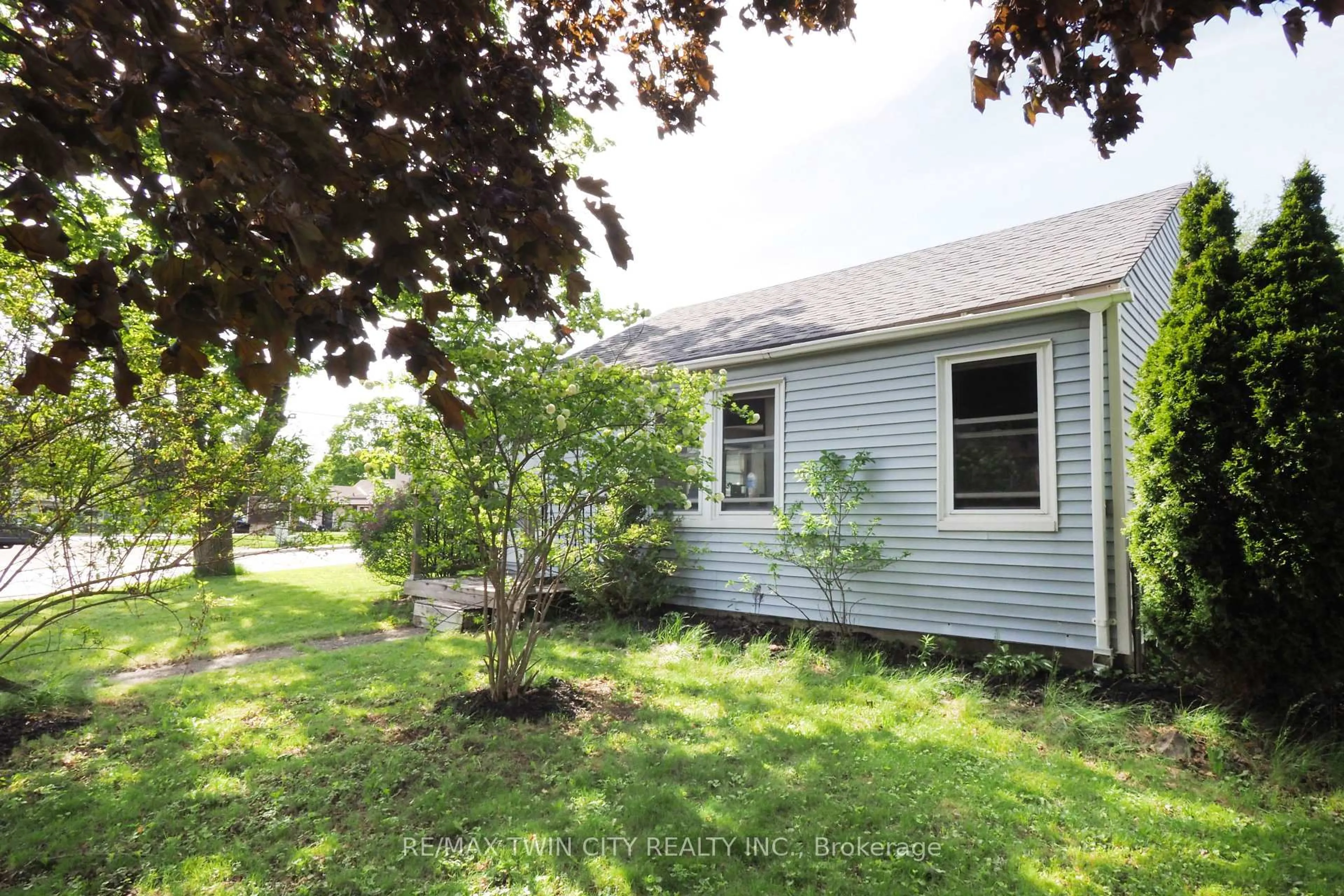 Unknown for 1 Forbes St, Cambridge Ontario N3C 2E1
