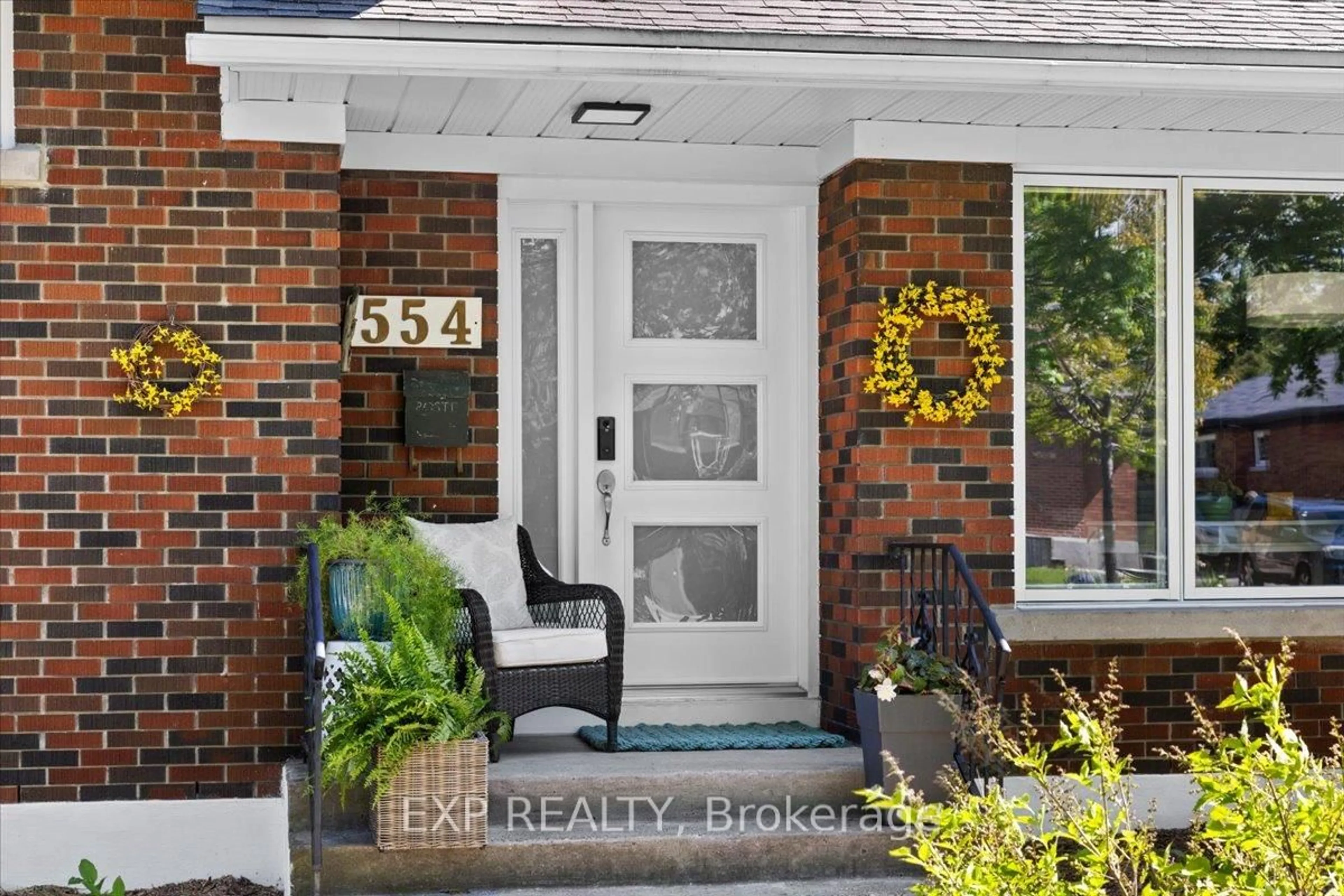 Indoor entryway for 554 Browning Ave, Ottawa Ontario K1G 0T4