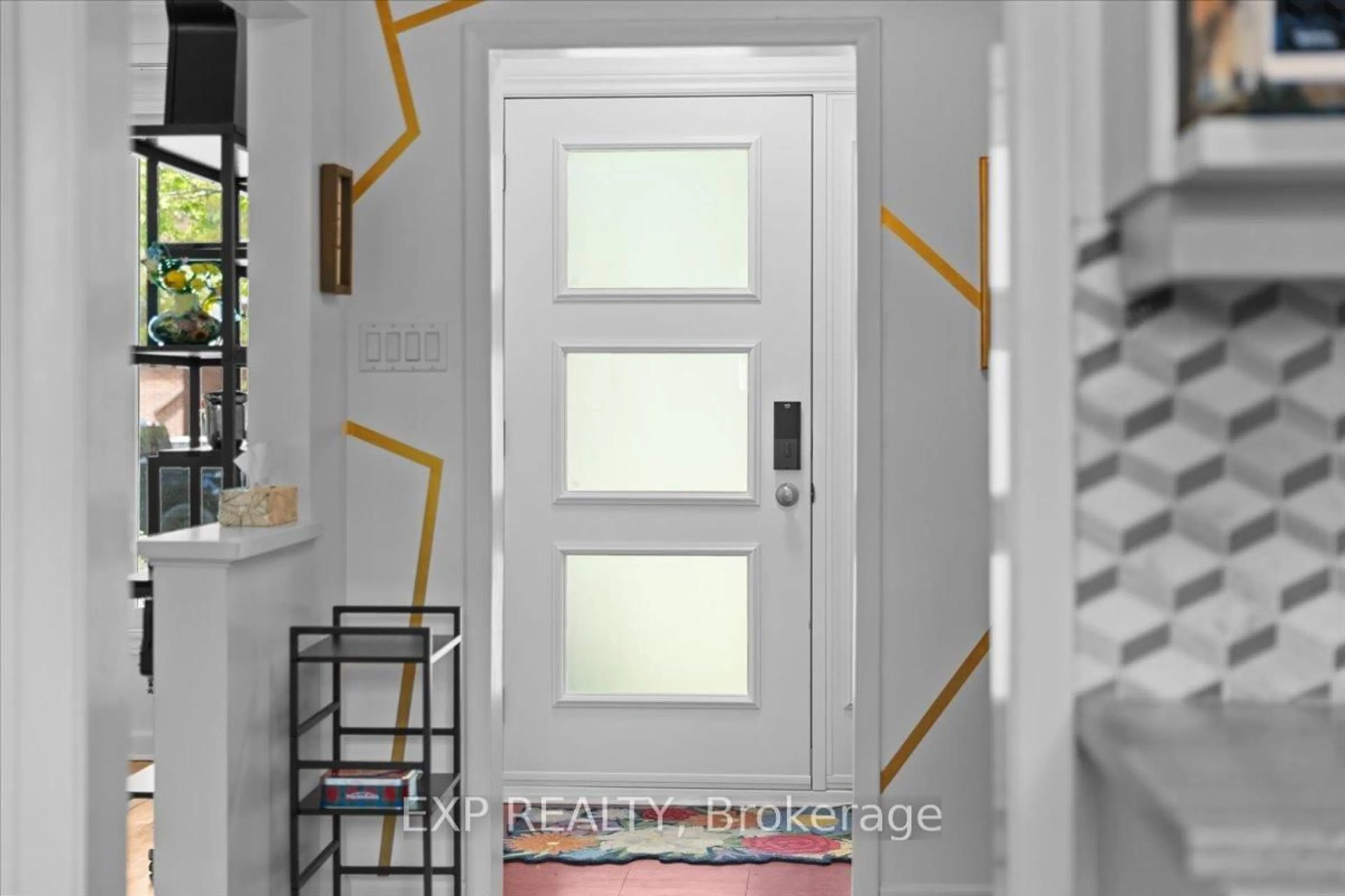 Indoor entryway for 554 Browning Ave, Ottawa Ontario K1G 0T4