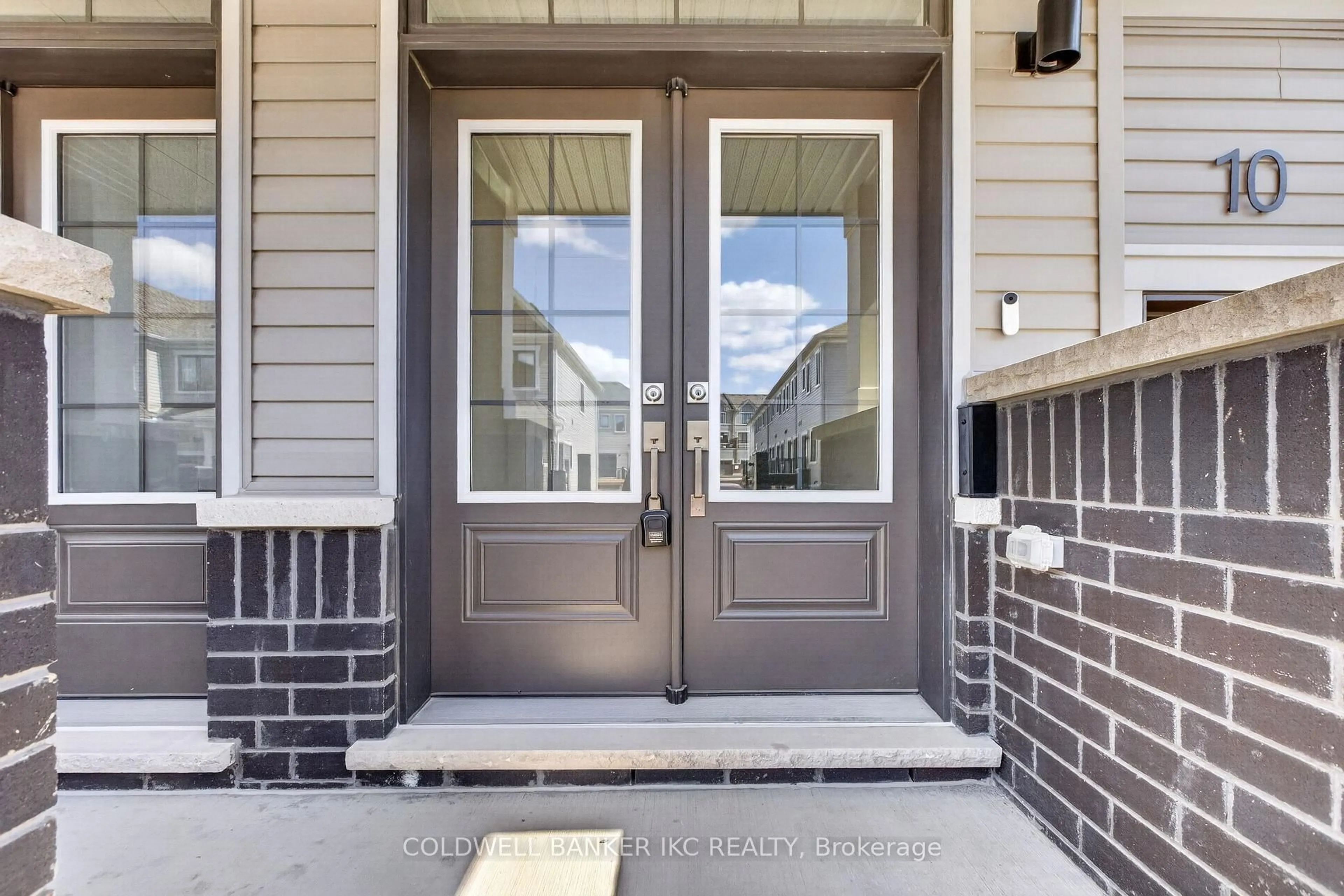 Indoor entryway for 10 Seahorse Common, Cambridge Ontario N1R 5S2