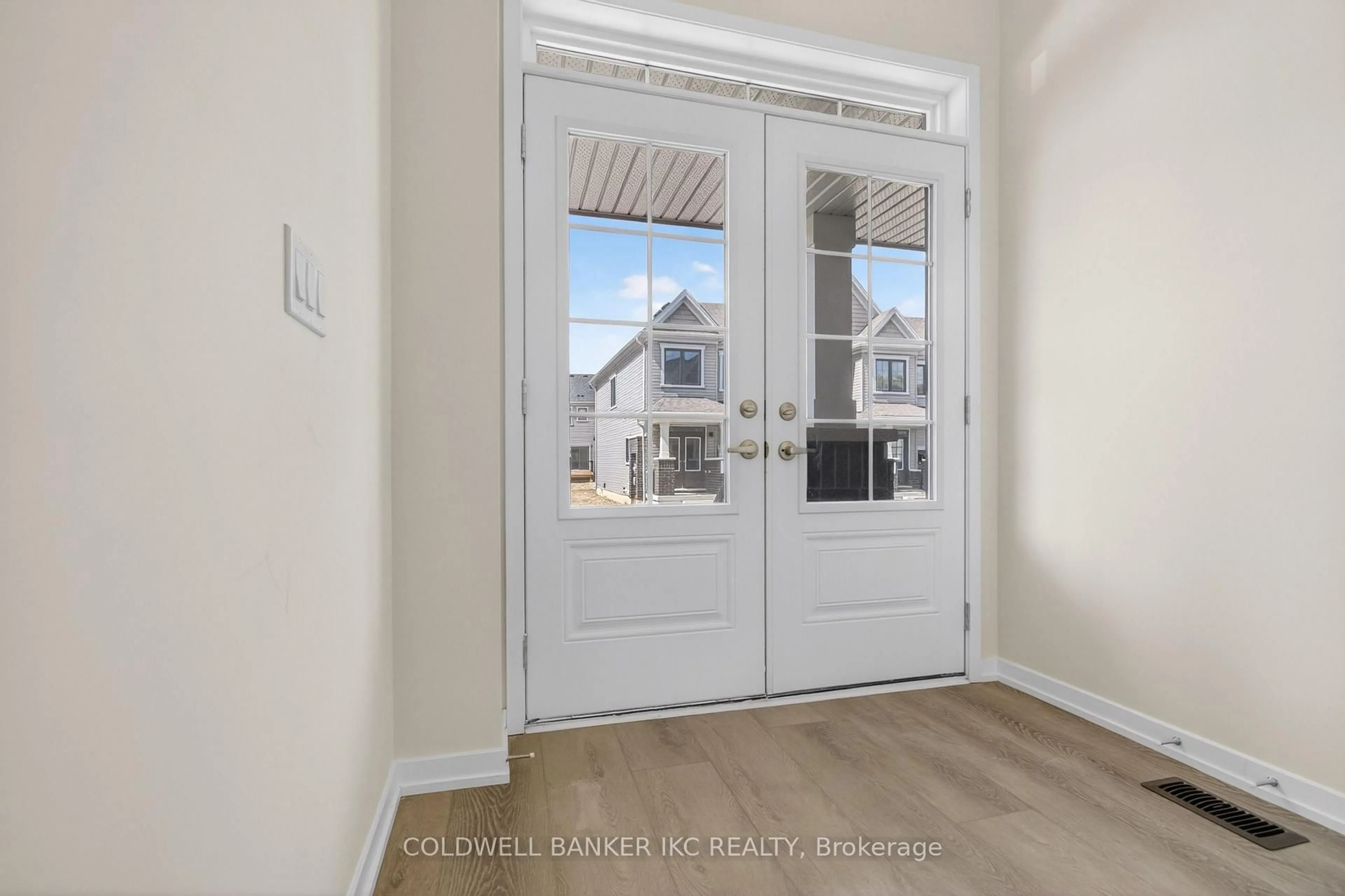 Indoor entryway for 10 Seahorse Common, Cambridge Ontario N1R 5S2
