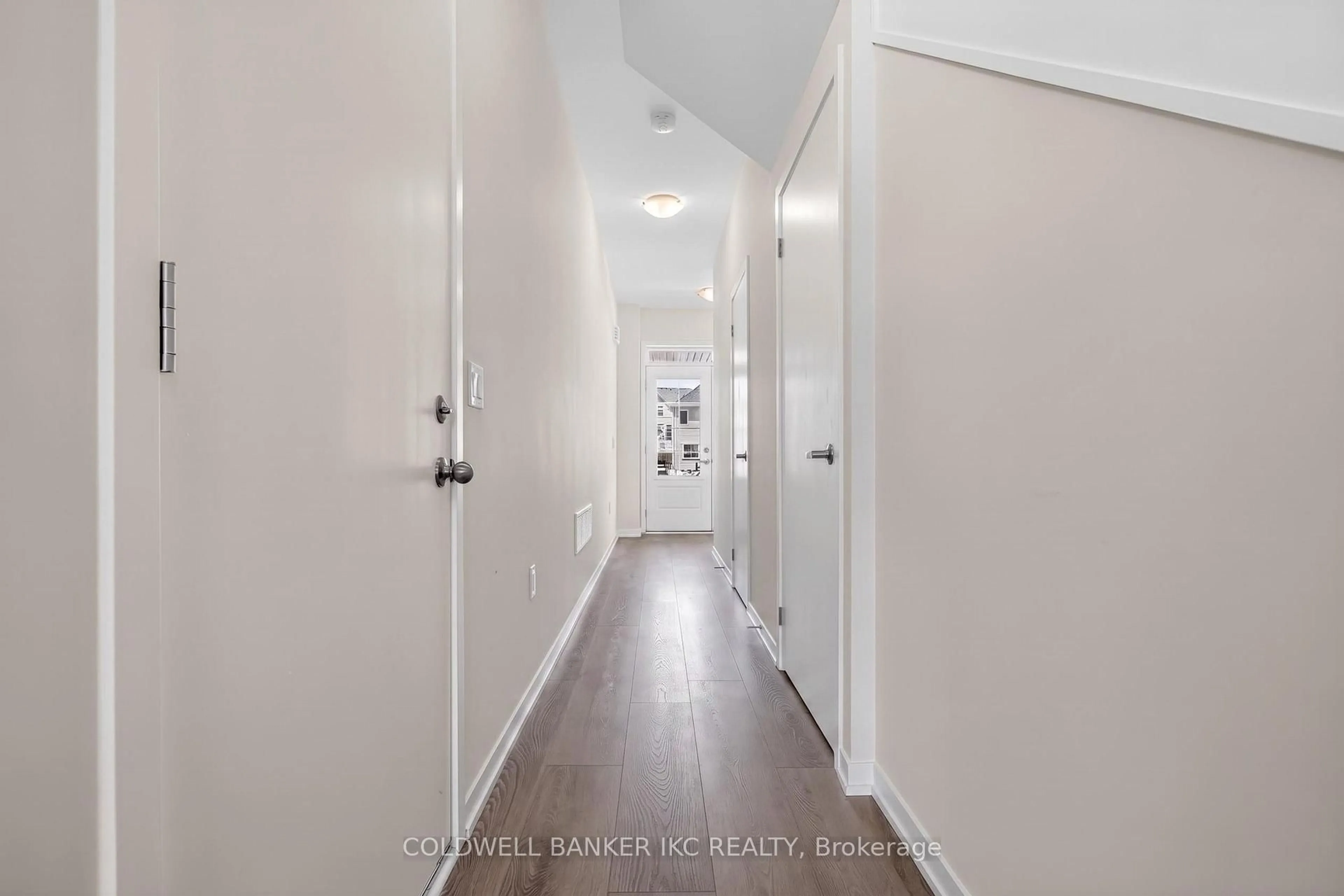 Indoor entryway for 10 Seahorse Common, Cambridge Ontario N1R 5S2