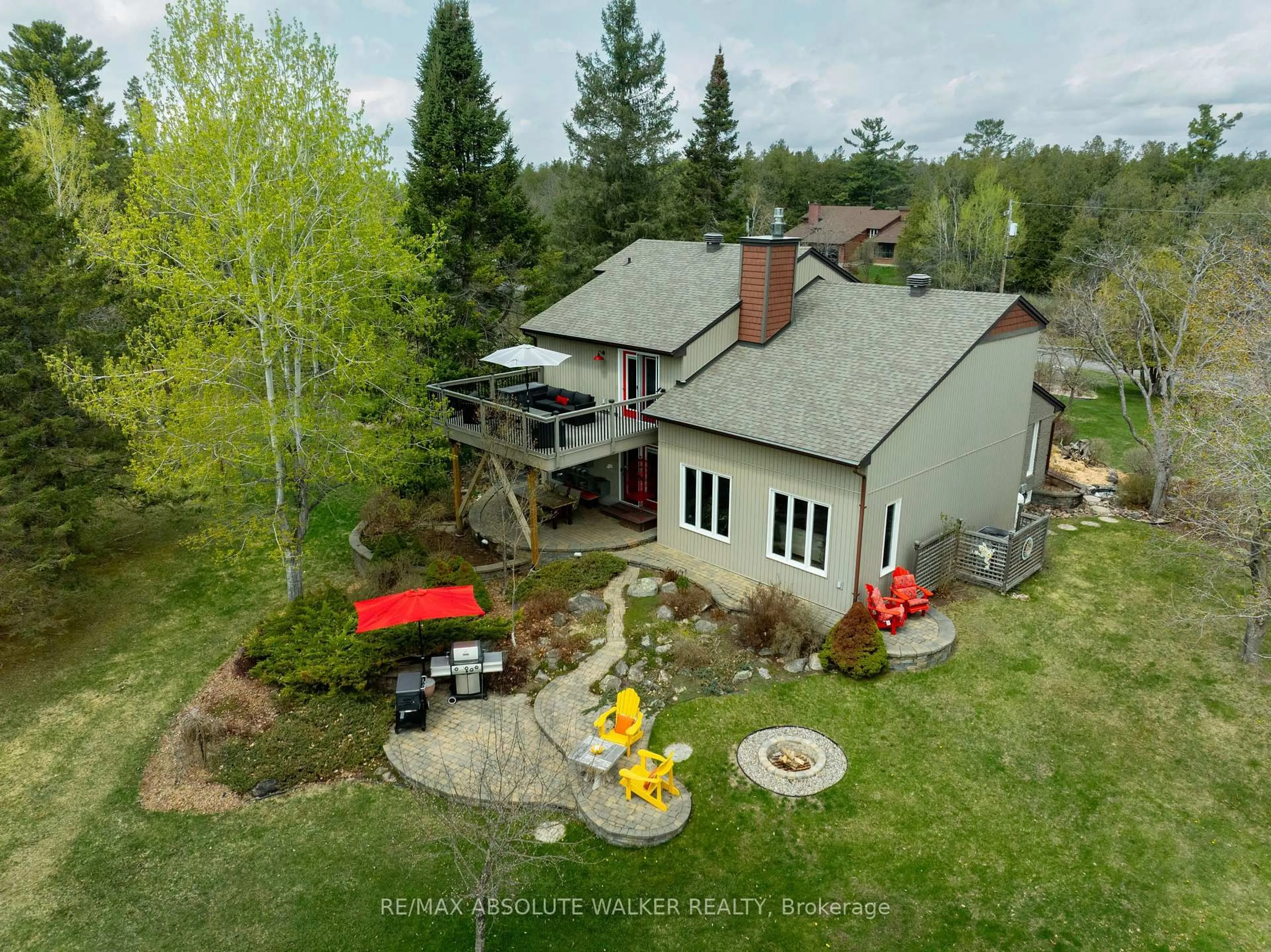 A pic from outside/outdoor area/front of a property/back of a property/a pic from drone, water/lake/river/ocean view for 194 Wagon Dr, Ottawa Ontario K0A 1T0