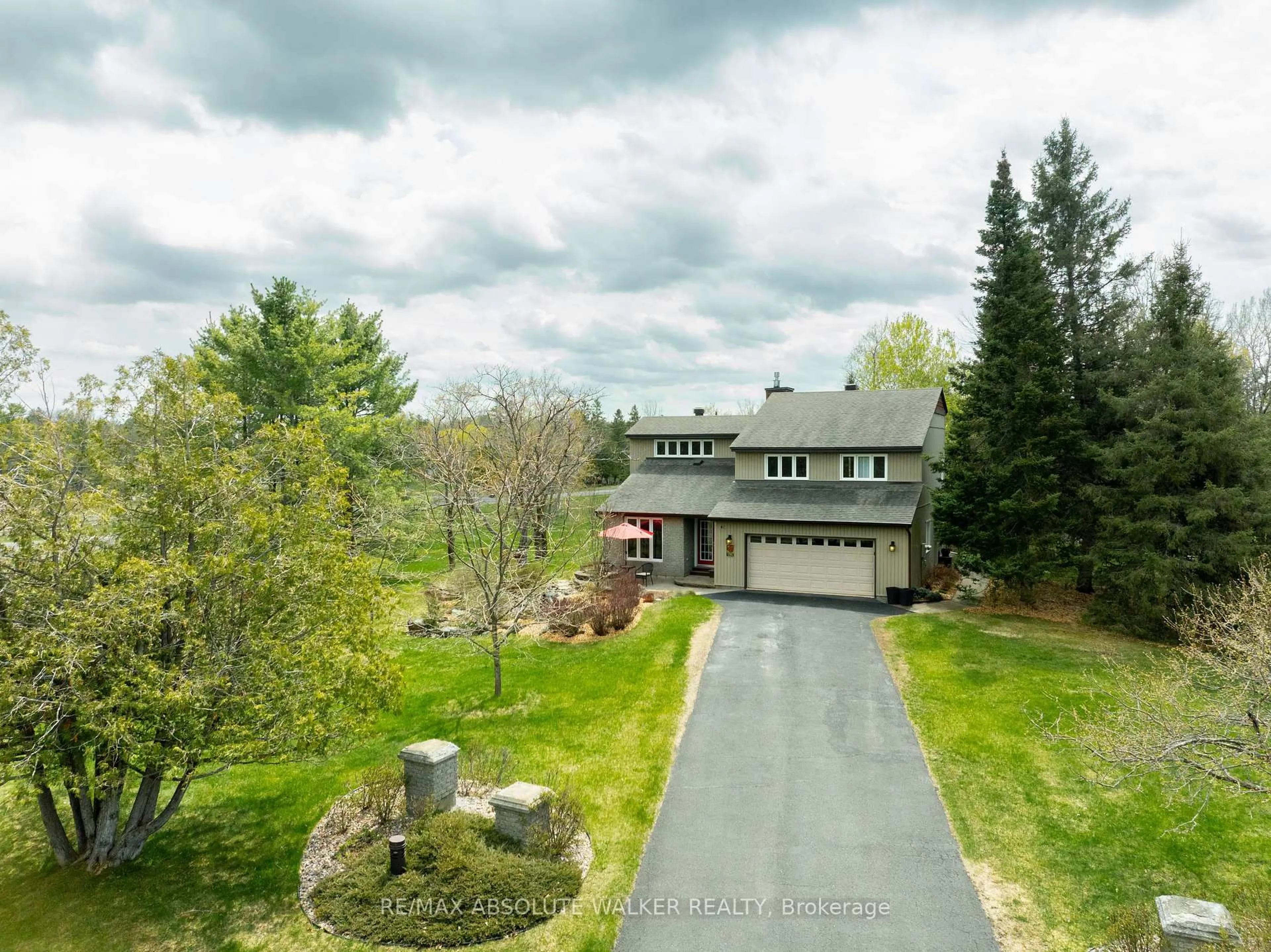 A pic from outside/outdoor area/front of a property/back of a property/a pic from drone, unknown for 194 Wagon Dr, Ottawa Ontario K0A 1T0
