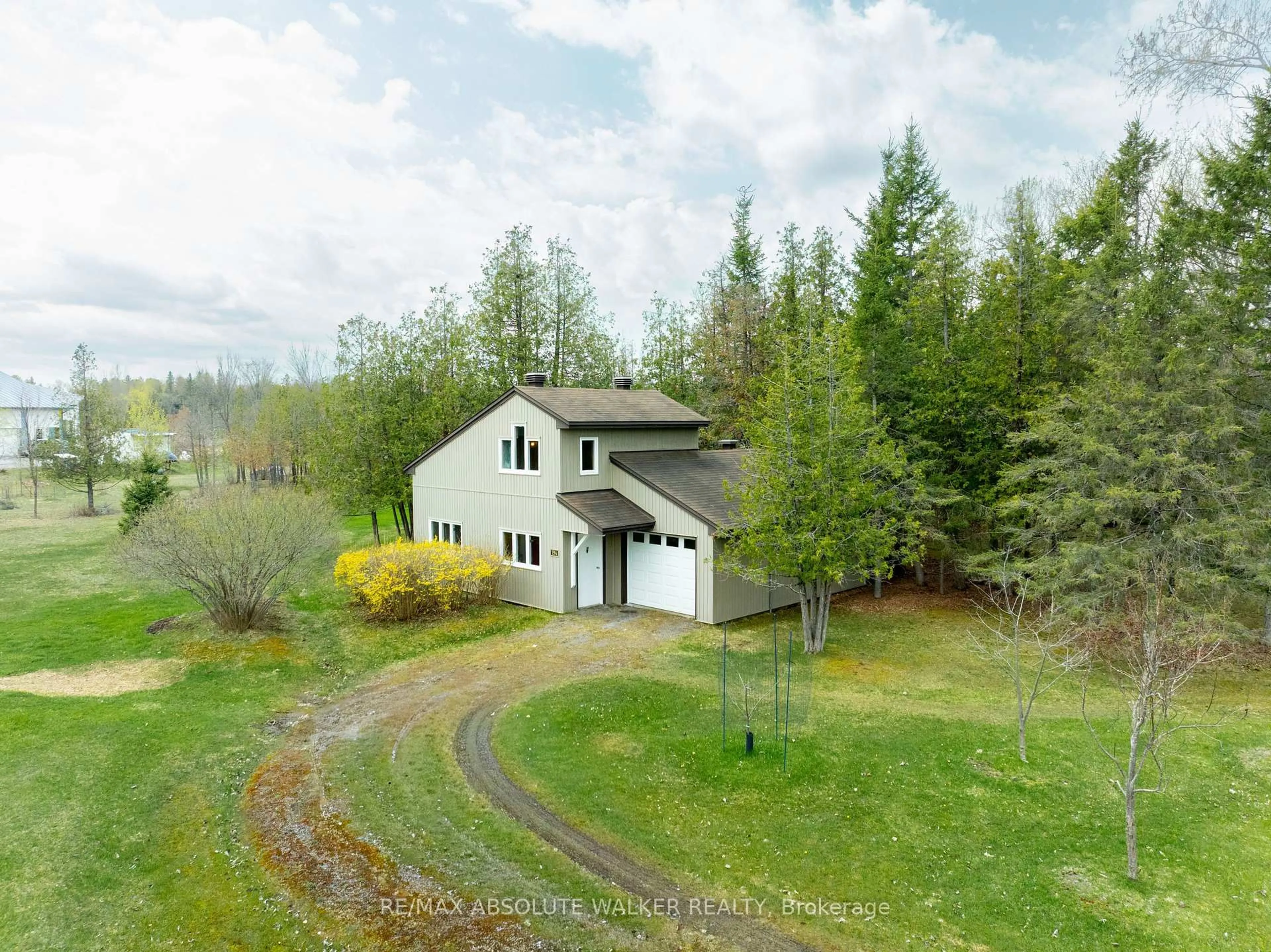 A pic from outside/outdoor area/front of a property/back of a property/a pic from drone, unknown for 194 Wagon Dr, Ottawa Ontario K0A 1T0
