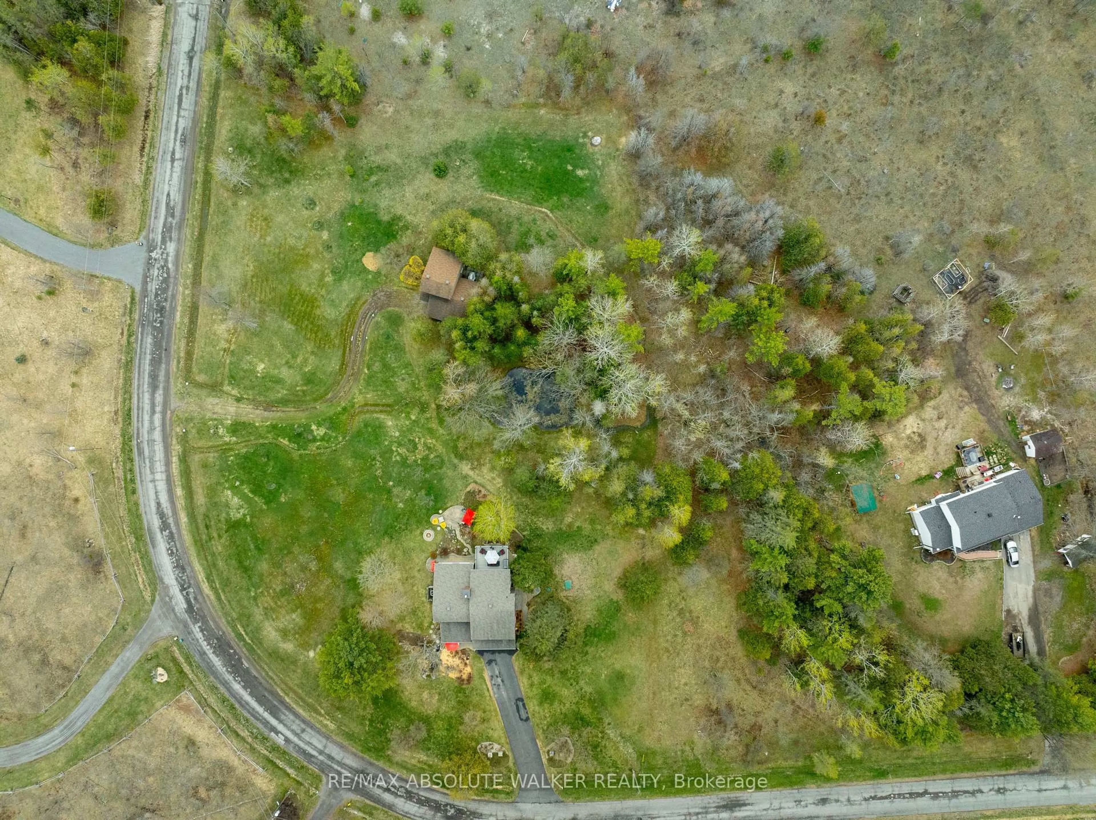 A pic from outside/outdoor area/front of a property/back of a property/a pic from drone, street for 194 Wagon Dr, Ottawa Ontario K0A 1T0