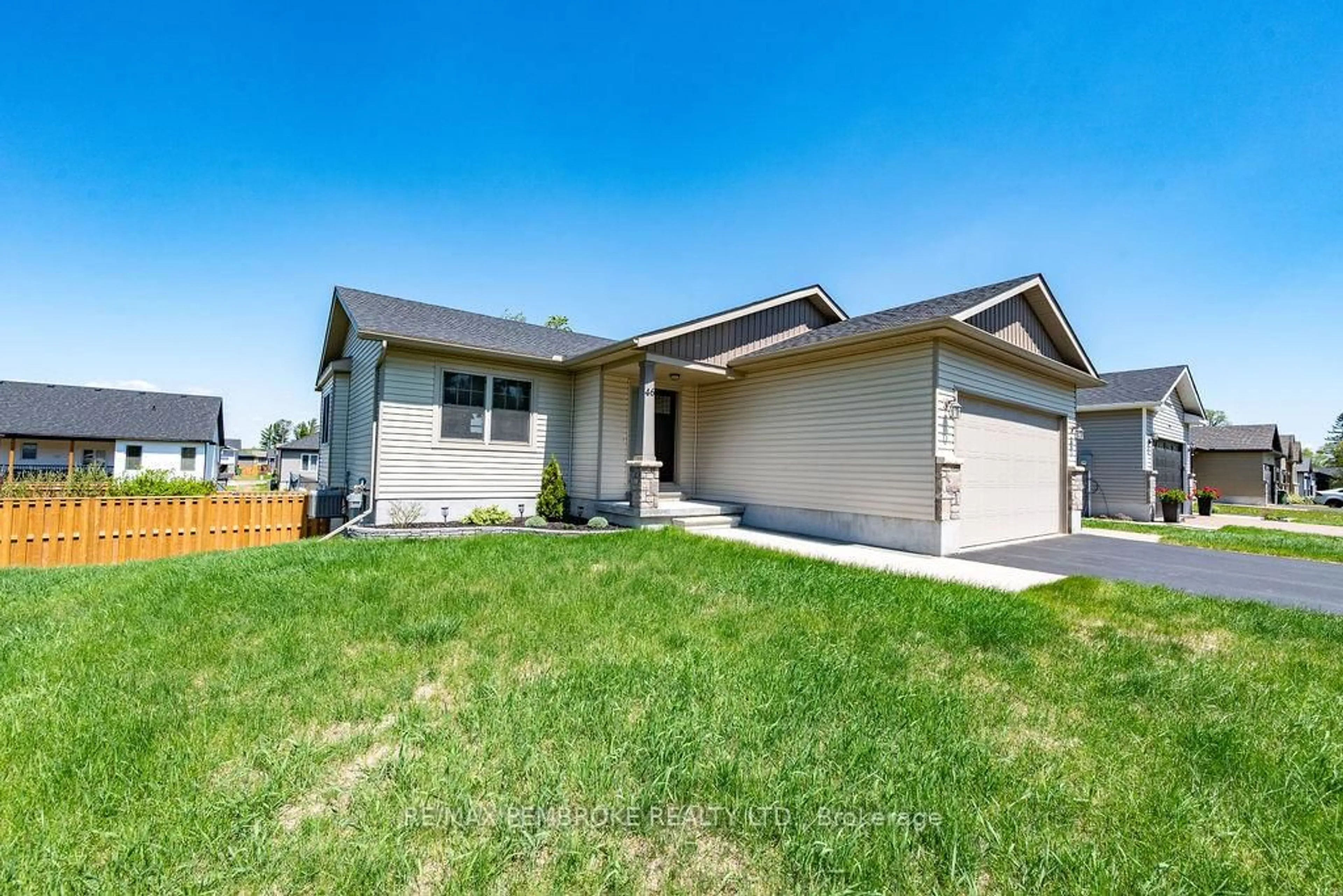 Home with vinyl exterior material, street for 46 Dustin Dr, Petawawa Ontario K8H 0G2