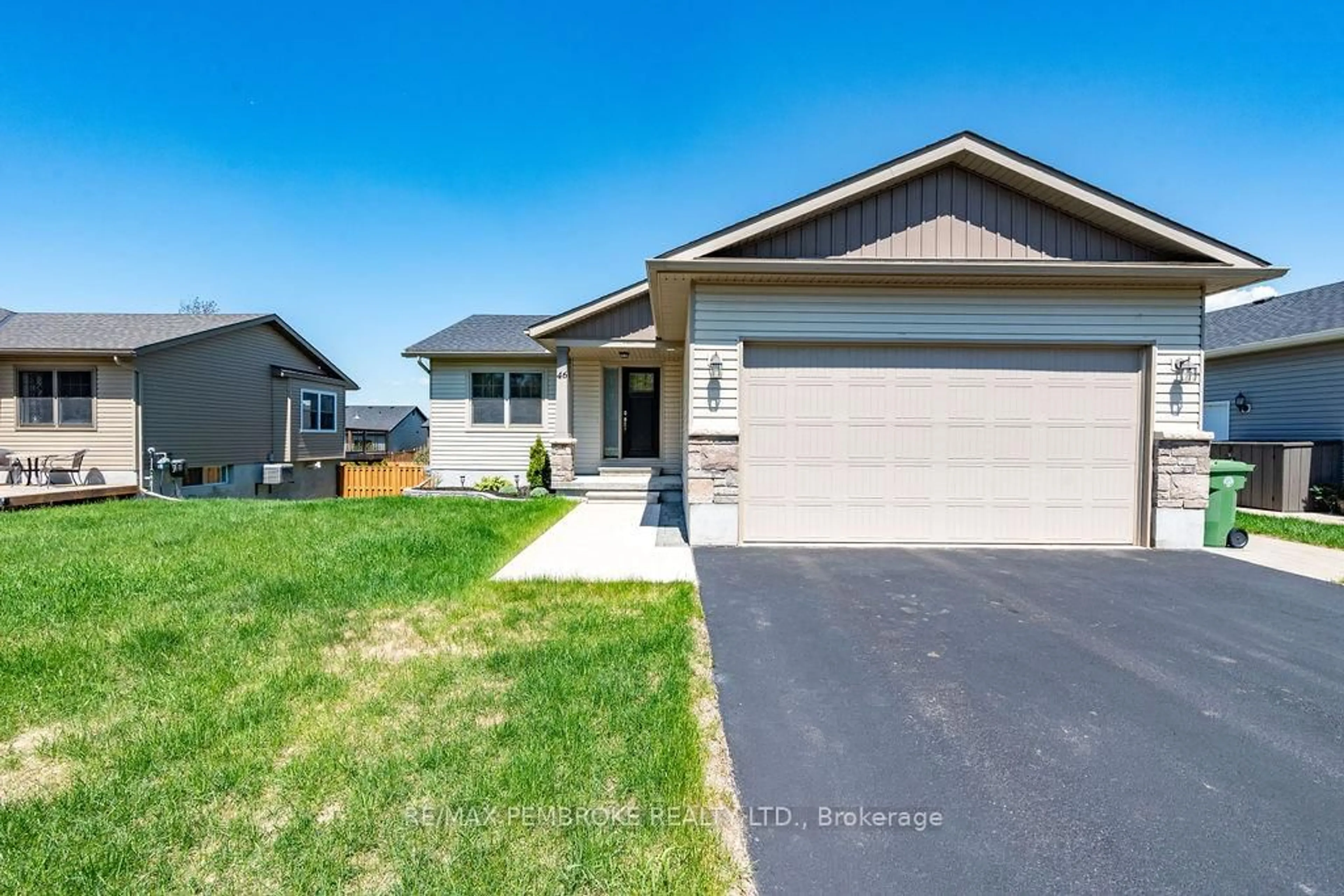 Home with vinyl exterior material, street for 46 Dustin Dr, Petawawa Ontario K8H 0G2