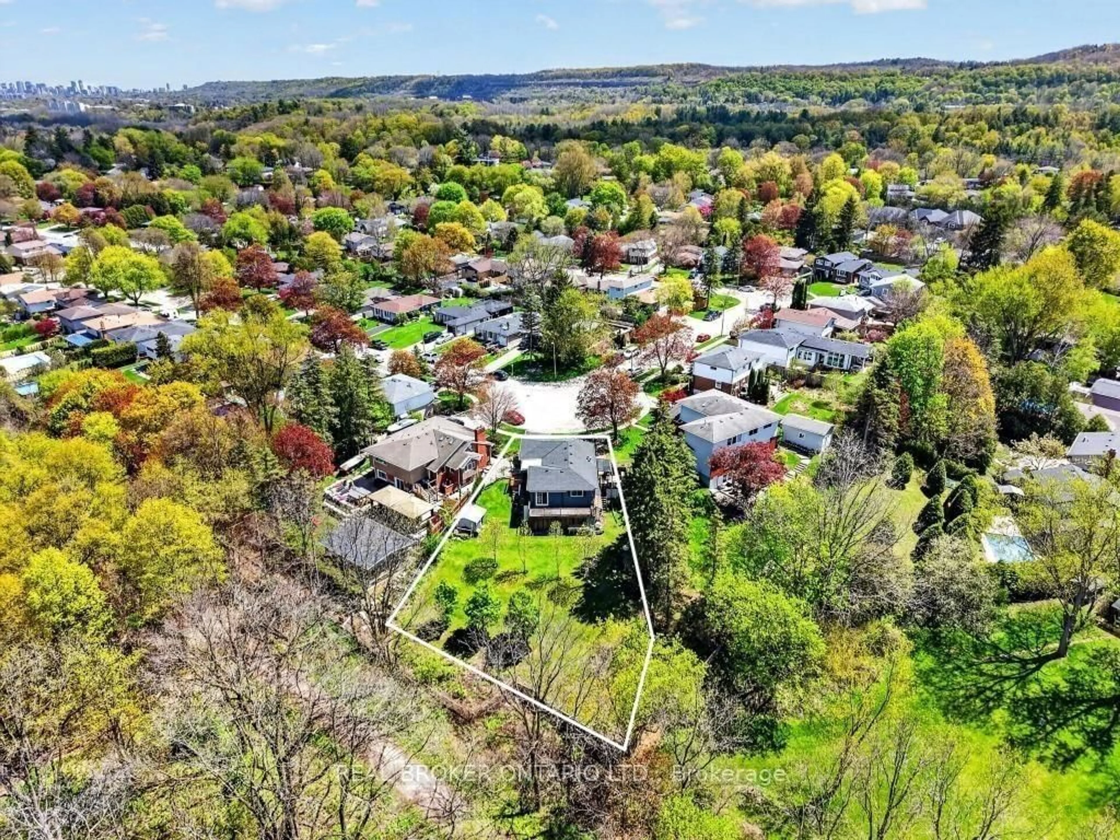 A pic from outside/outdoor area/front of a property/back of a property/a pic from drone, street for 55 Sunrise Cres, Hamilton Ontario L9H 3S1