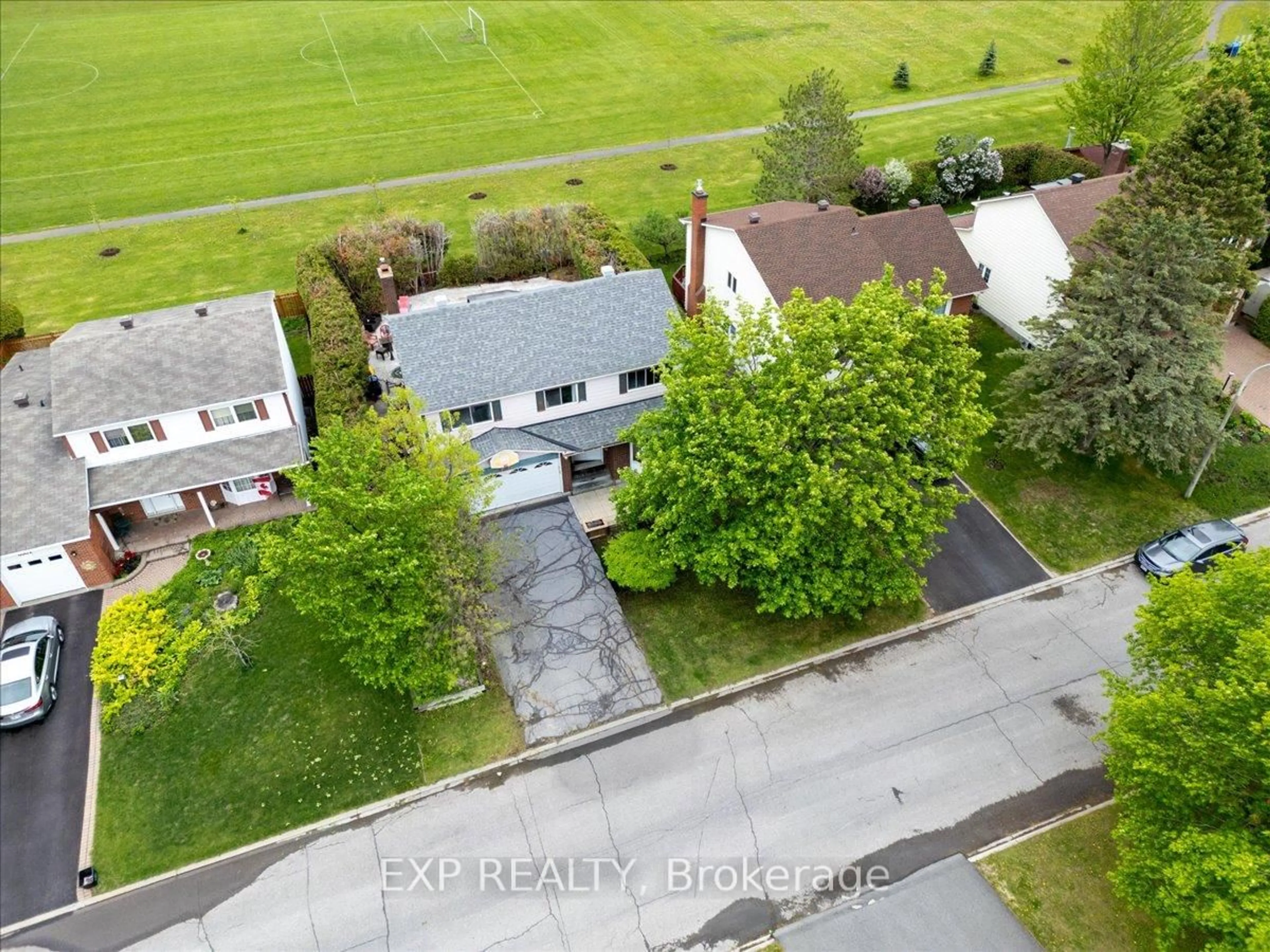 A pic from outside/outdoor area/front of a property/back of a property/a pic from drone, street for 6383 Larmond Ave, Orleans Ontario K1C 2J9
