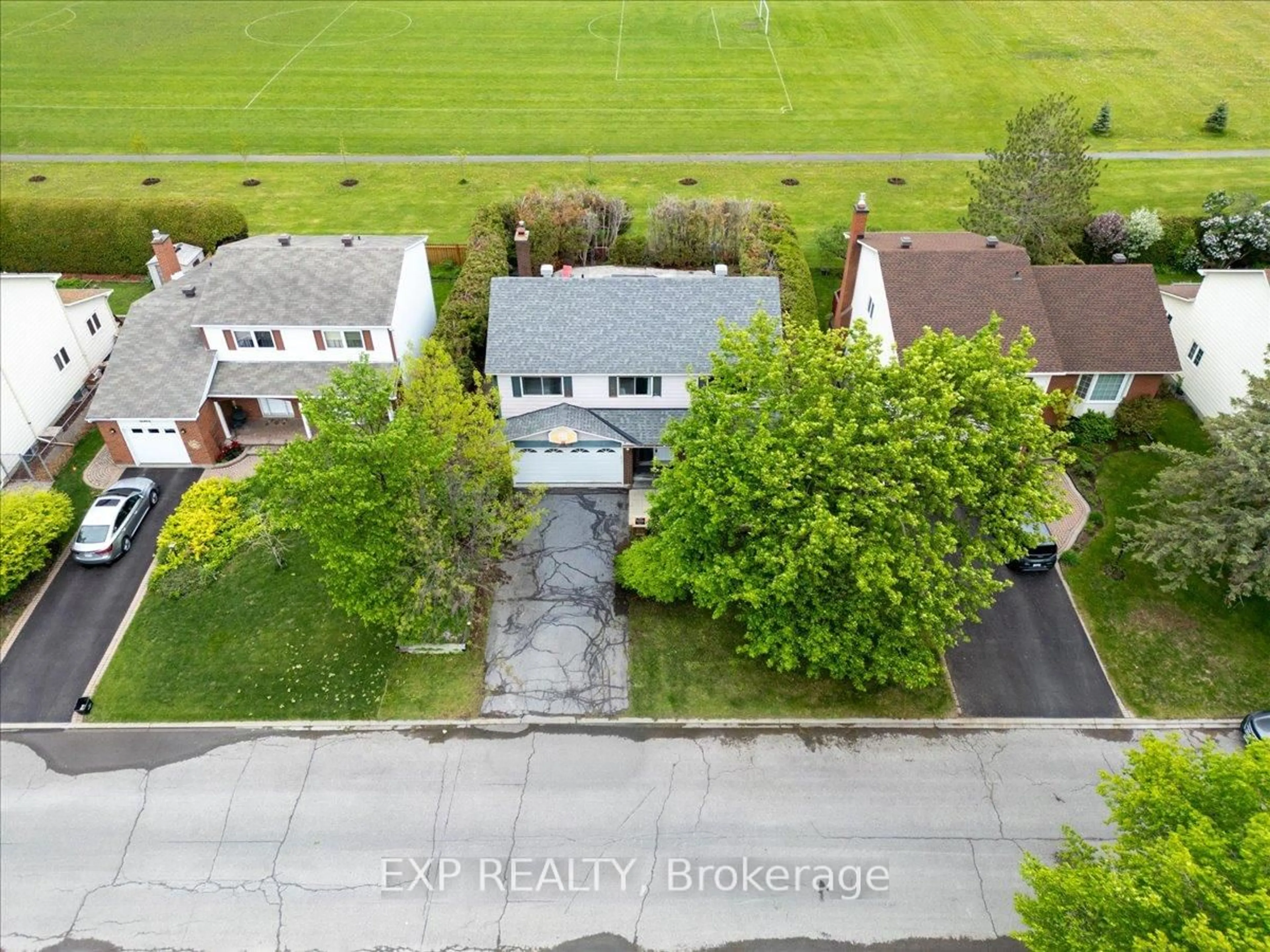 A pic from outside/outdoor area/front of a property/back of a property/a pic from drone, street for 6383 Larmond Ave, Orleans Ontario K1C 2J9