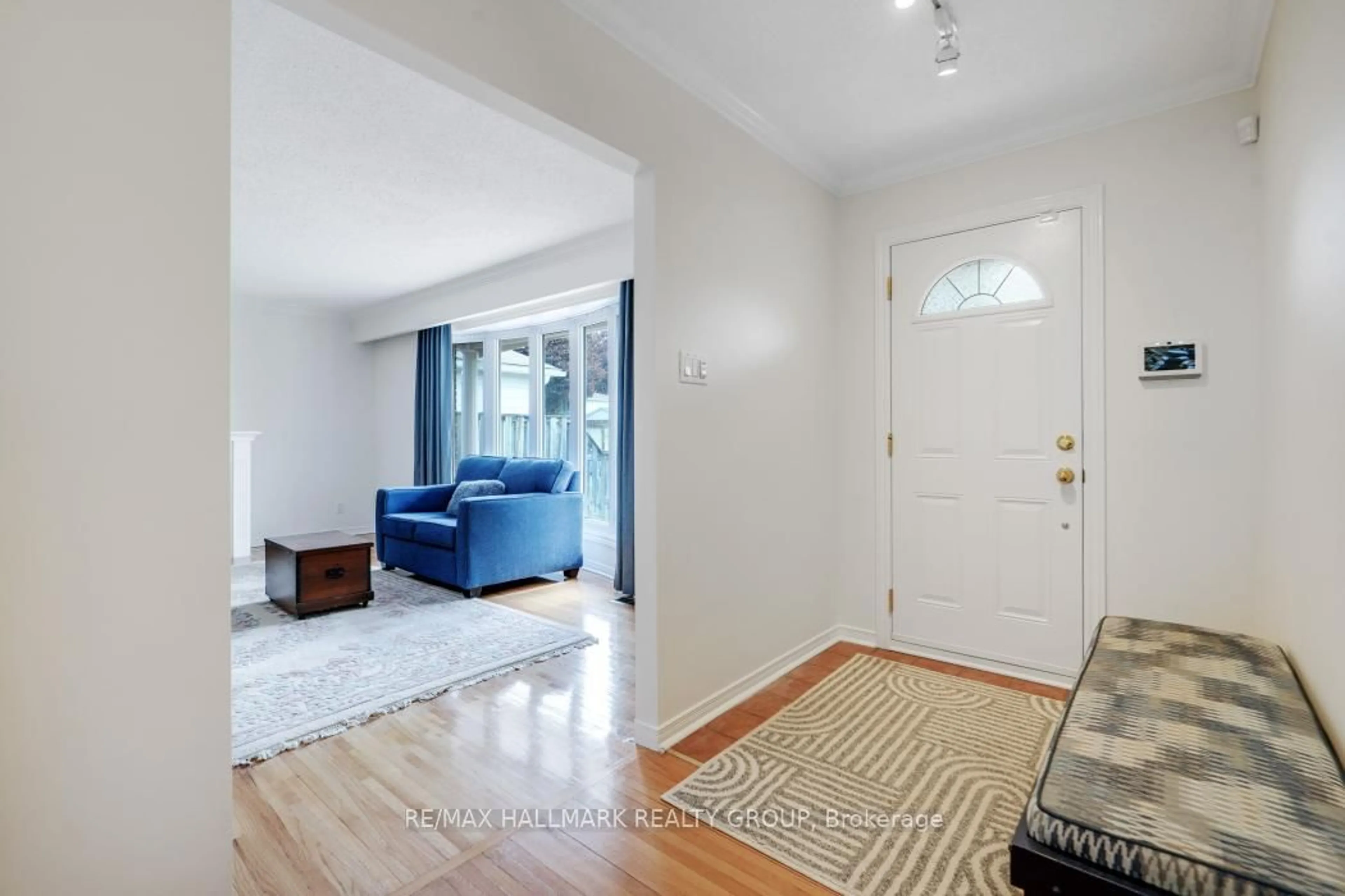 Indoor entryway for 39 Parkwood Cres, Ottawa Ontario K1B 3J5