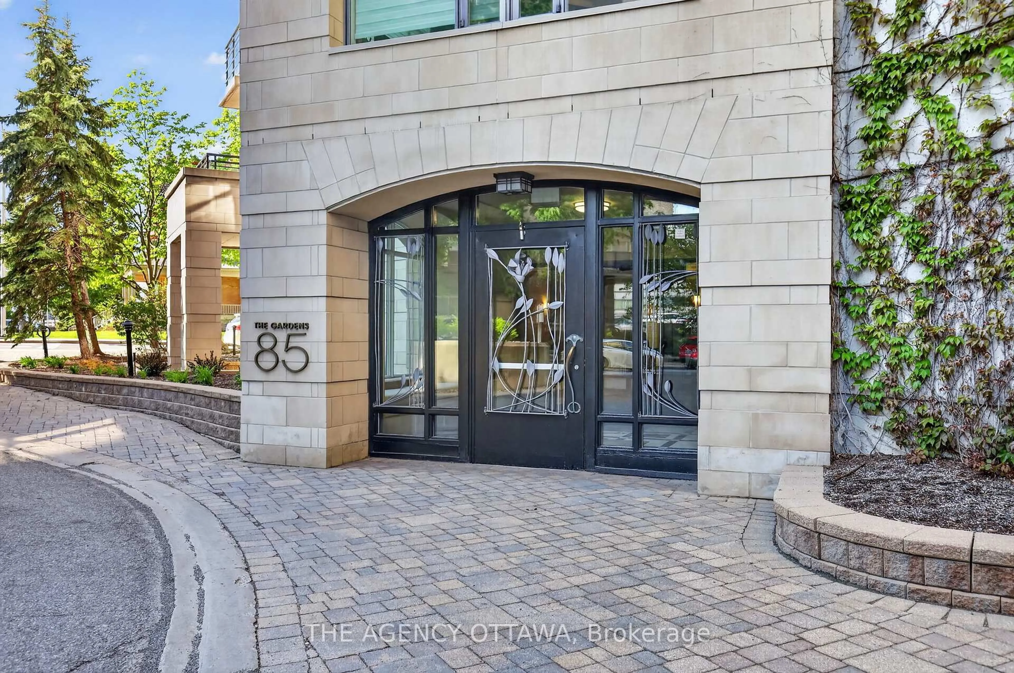 Indoor foyer for 85 Bronson Ave #905, Ottawa Ontario K1R 6G7