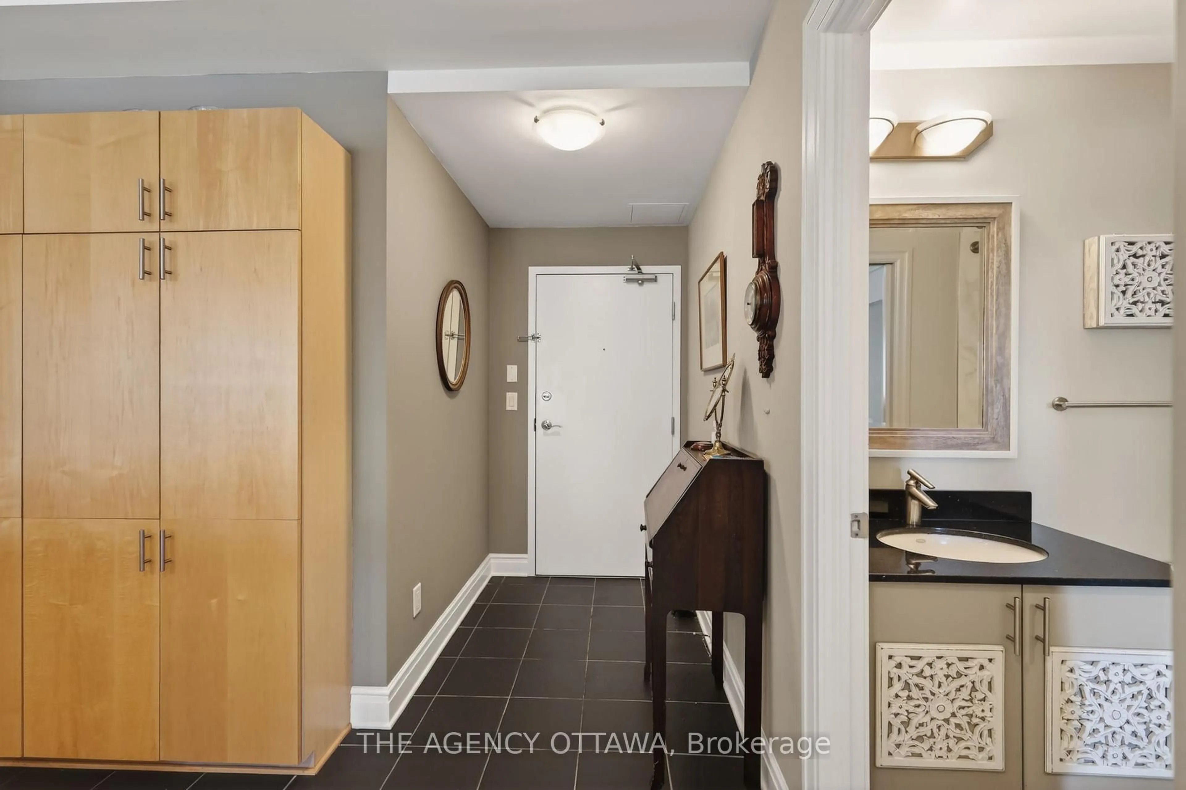 Indoor entryway for 85 Bronson Ave #905, Ottawa Ontario K1R 6G7