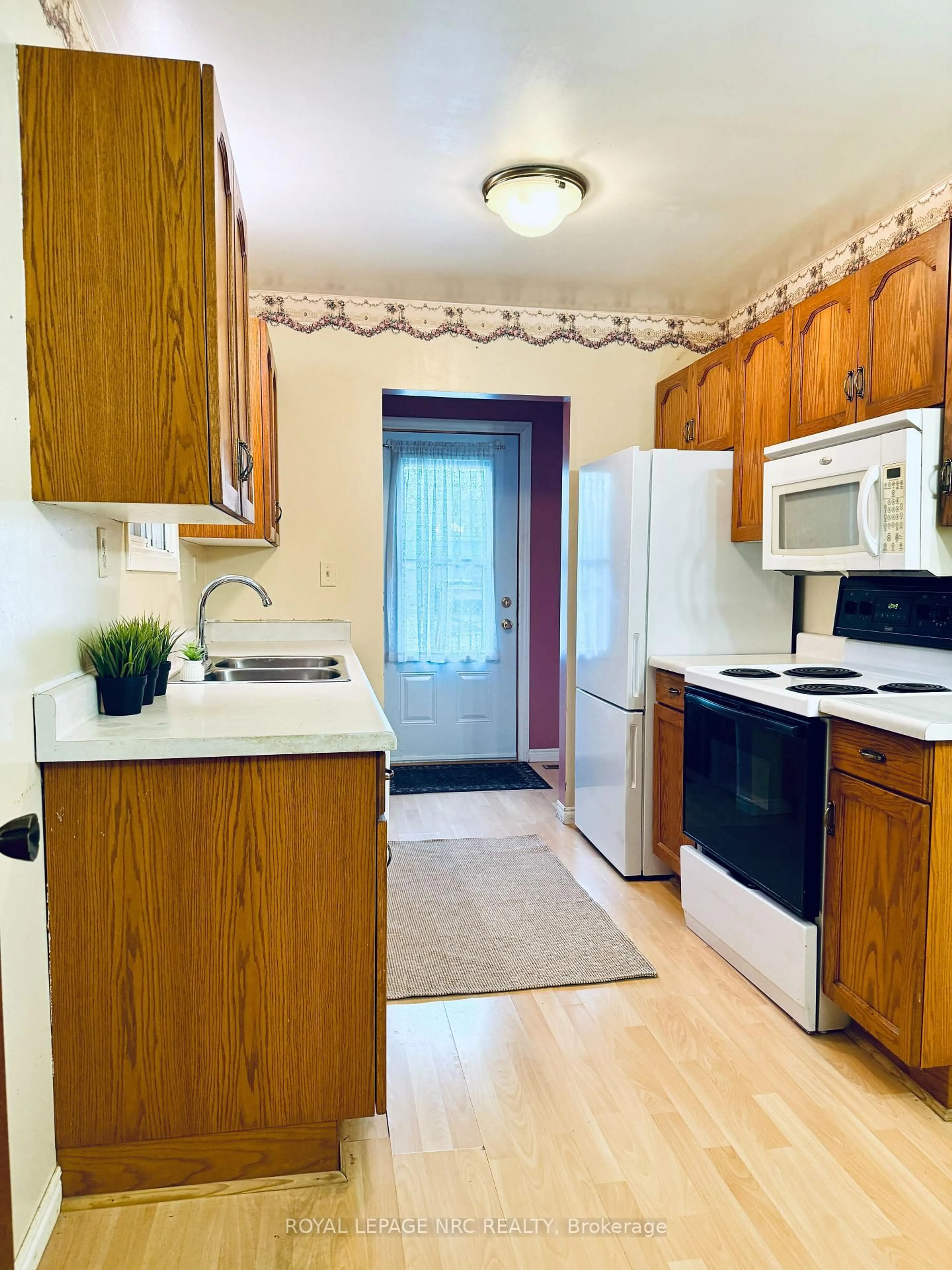 Standard kitchen, unknown for 114 Brown St West St, Norfolk Ontario N0E 1Y0