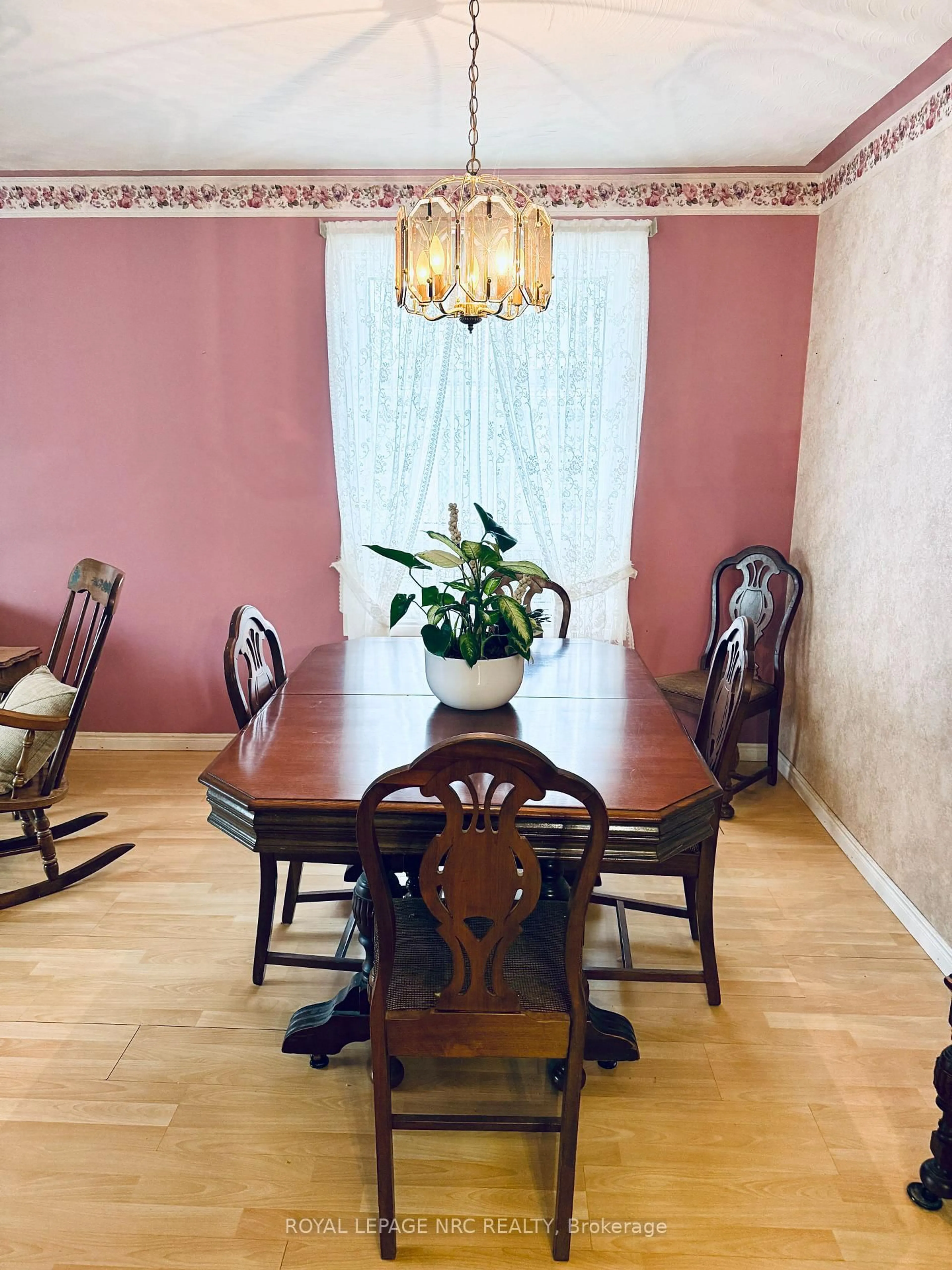Dining room, wood/laminate floor for 114 Brown St West St, Norfolk Ontario N0E 1Y0