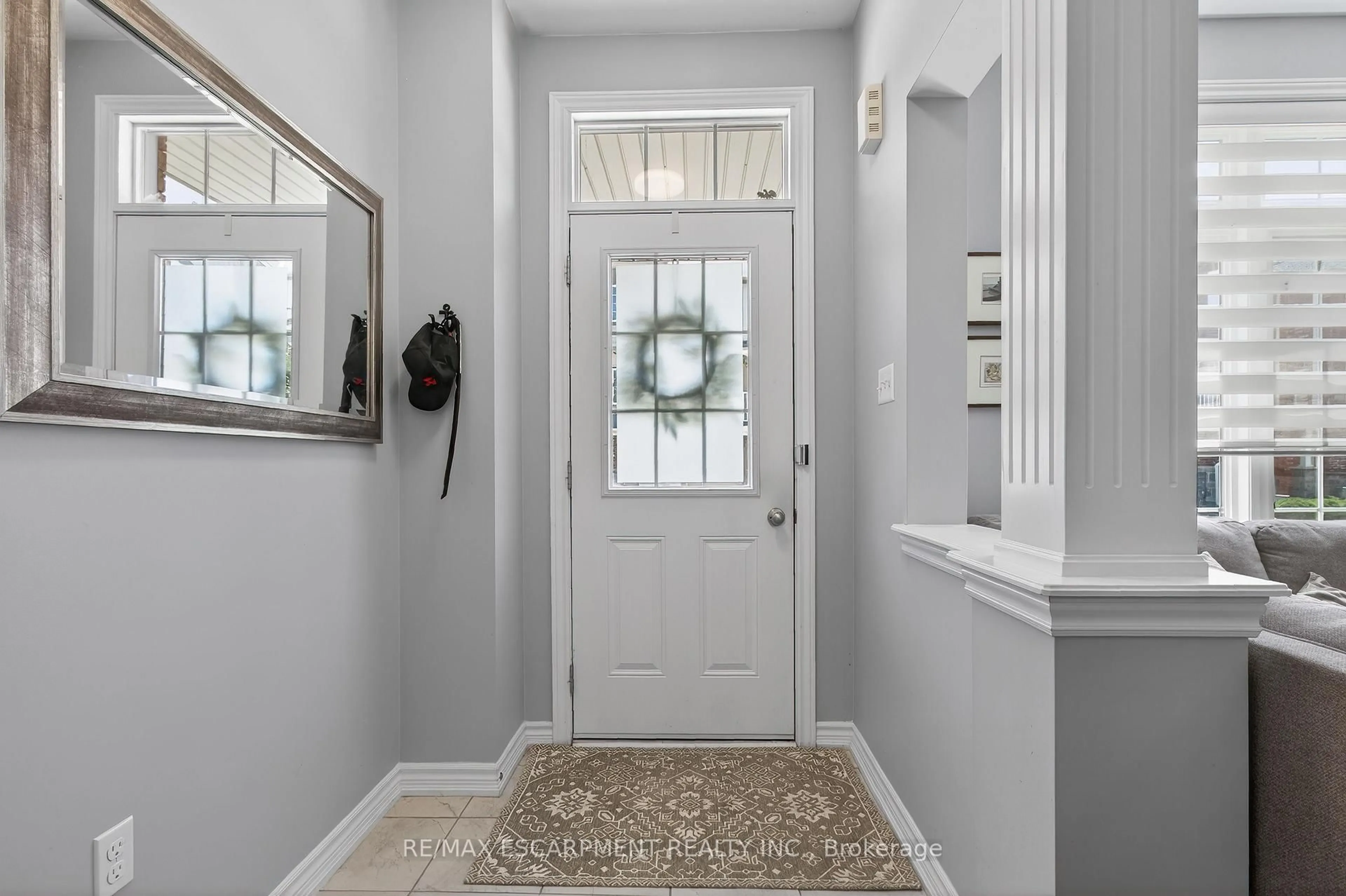 Indoor entryway for 54 Nisbet Blvd #33, Hamilton Ontario L8B 0Y3