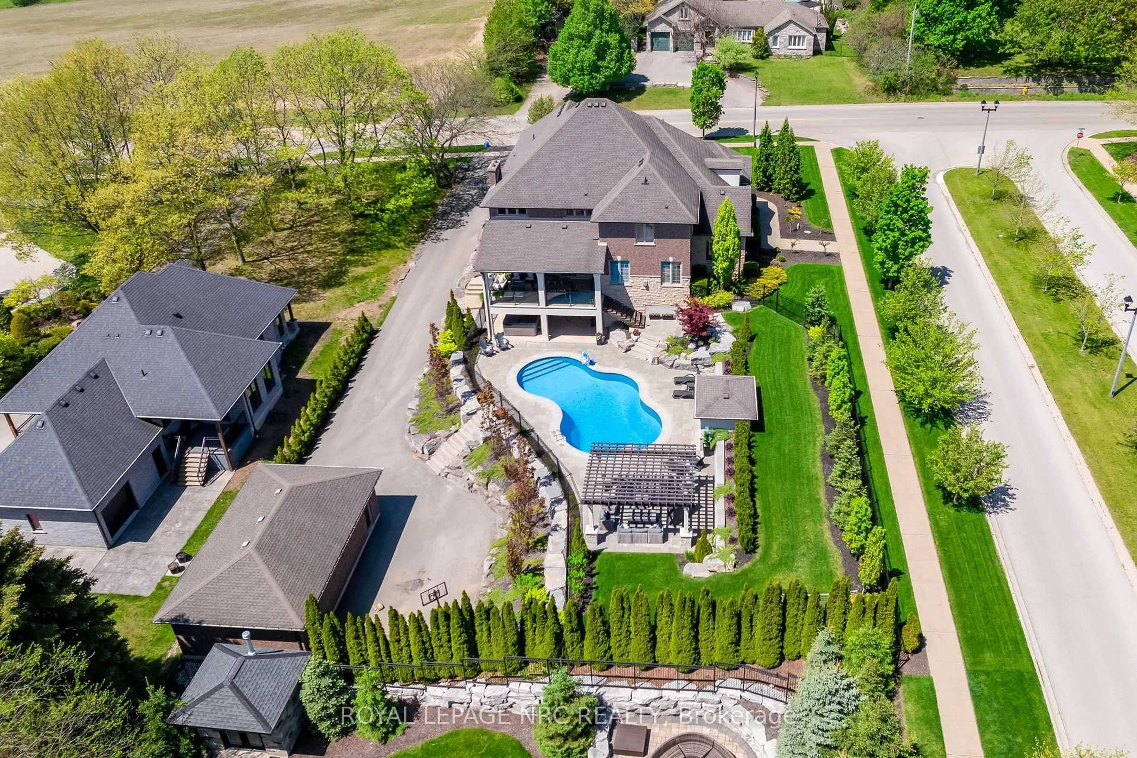 A pic from outside/outdoor area/front of a property/back of a property/a pic from drone, street for 34 Marlene Stewart Dr, Pelham Ontario L3E 0S3