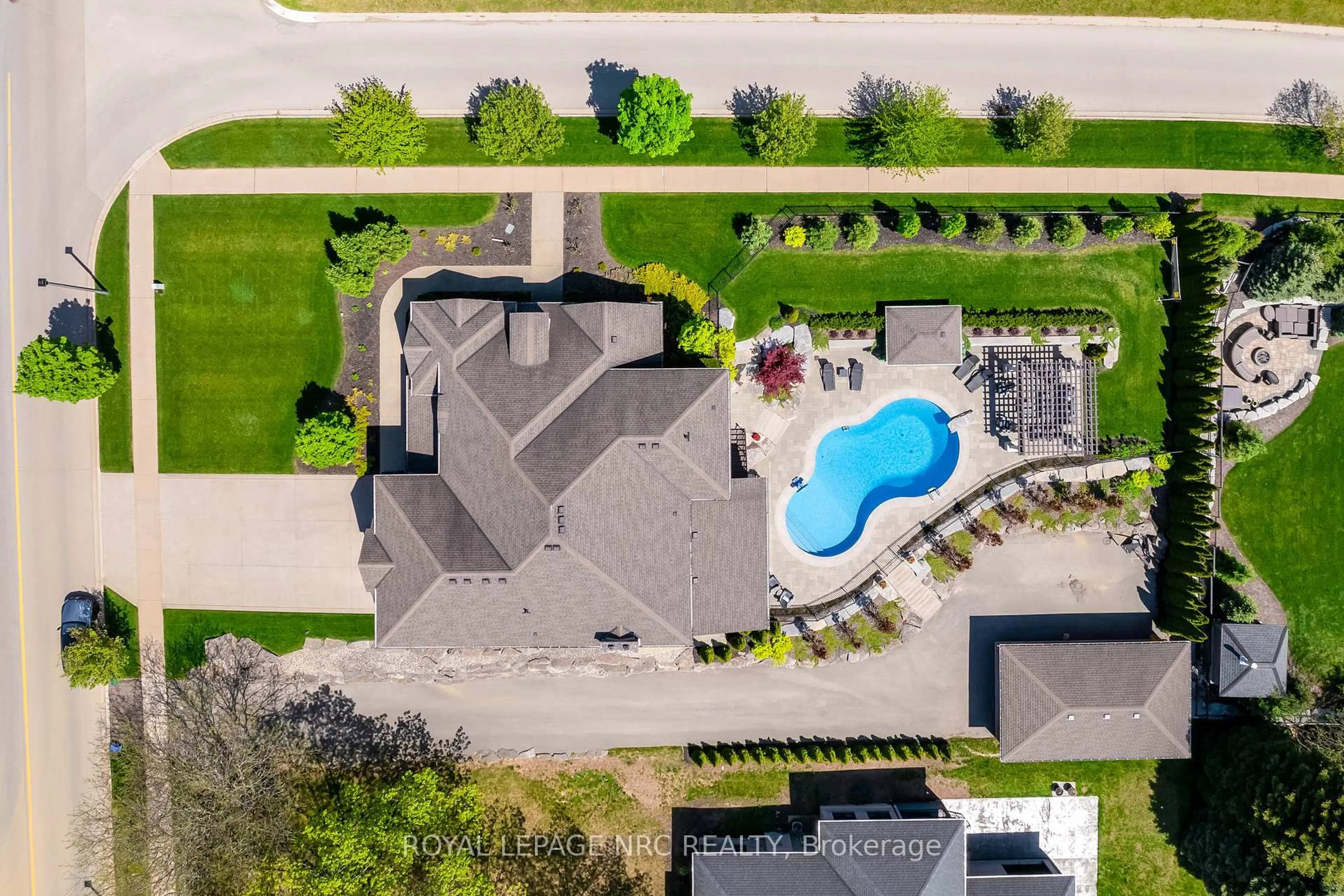 A pic from outside/outdoor area/front of a property/back of a property/a pic from drone, water/lake/river/ocean view for 34 Marlene Stewart Dr, Pelham Ontario L3E 0S3