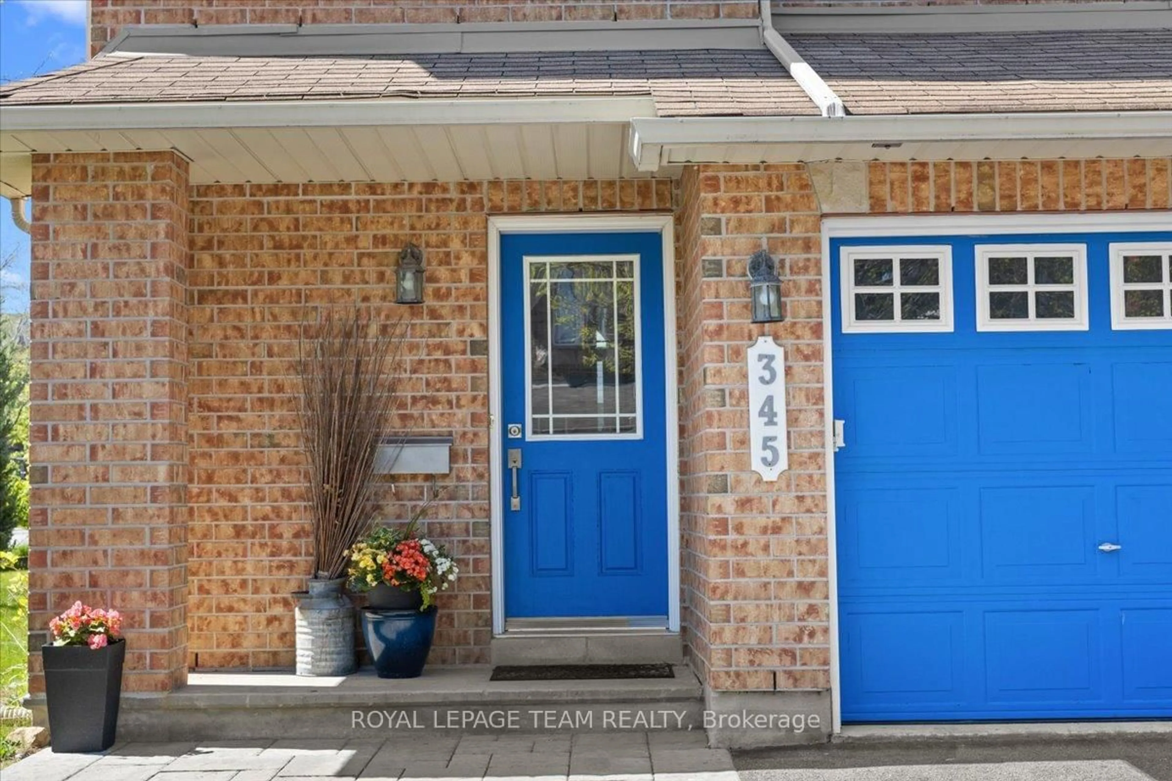 Indoor entryway for 345 Forestbrook St, Ottawa Ontario K2K 0B8