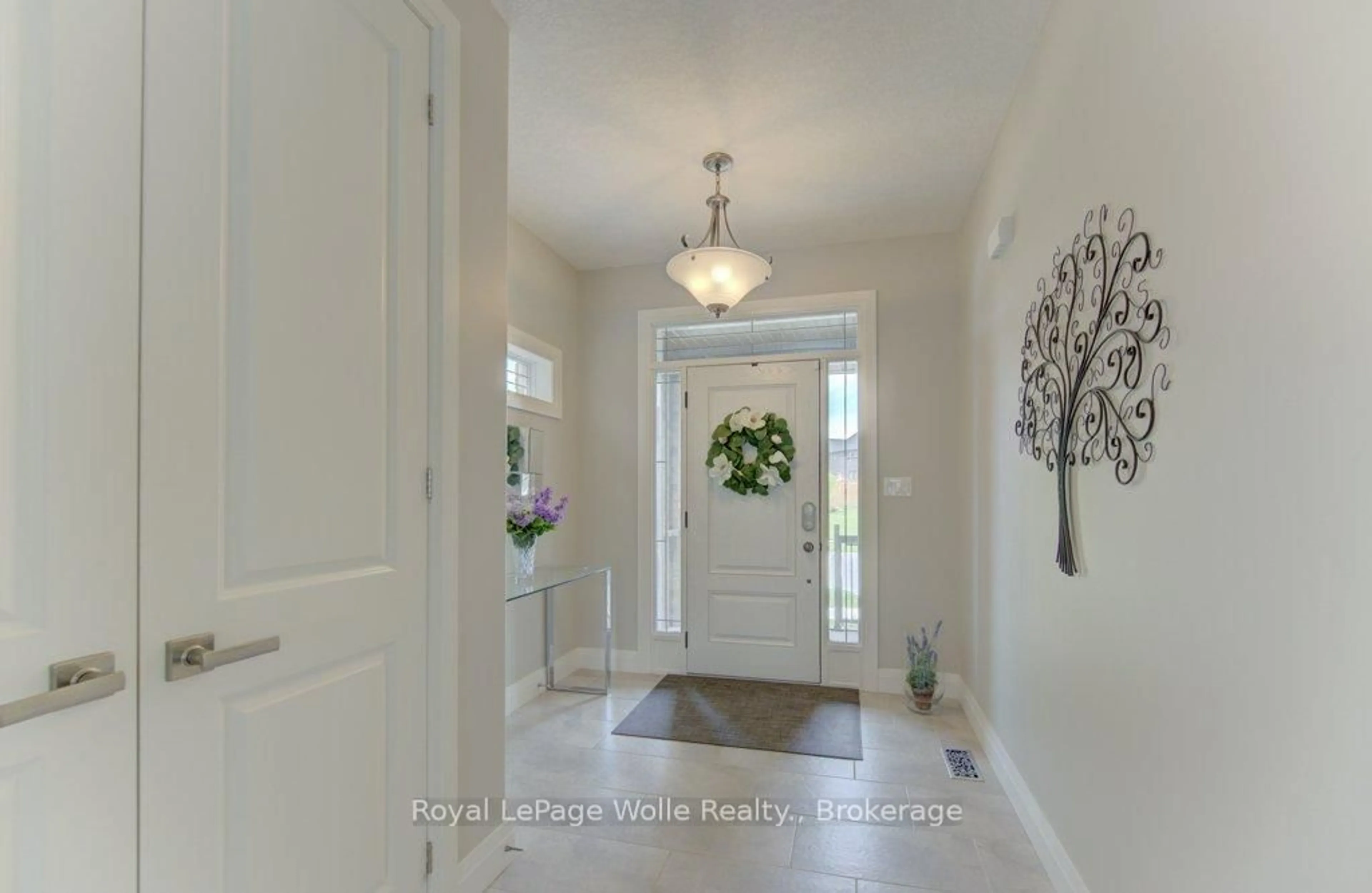 Indoor entryway for 116 Sorrento St, Kitchener Ontario N2R 0A7