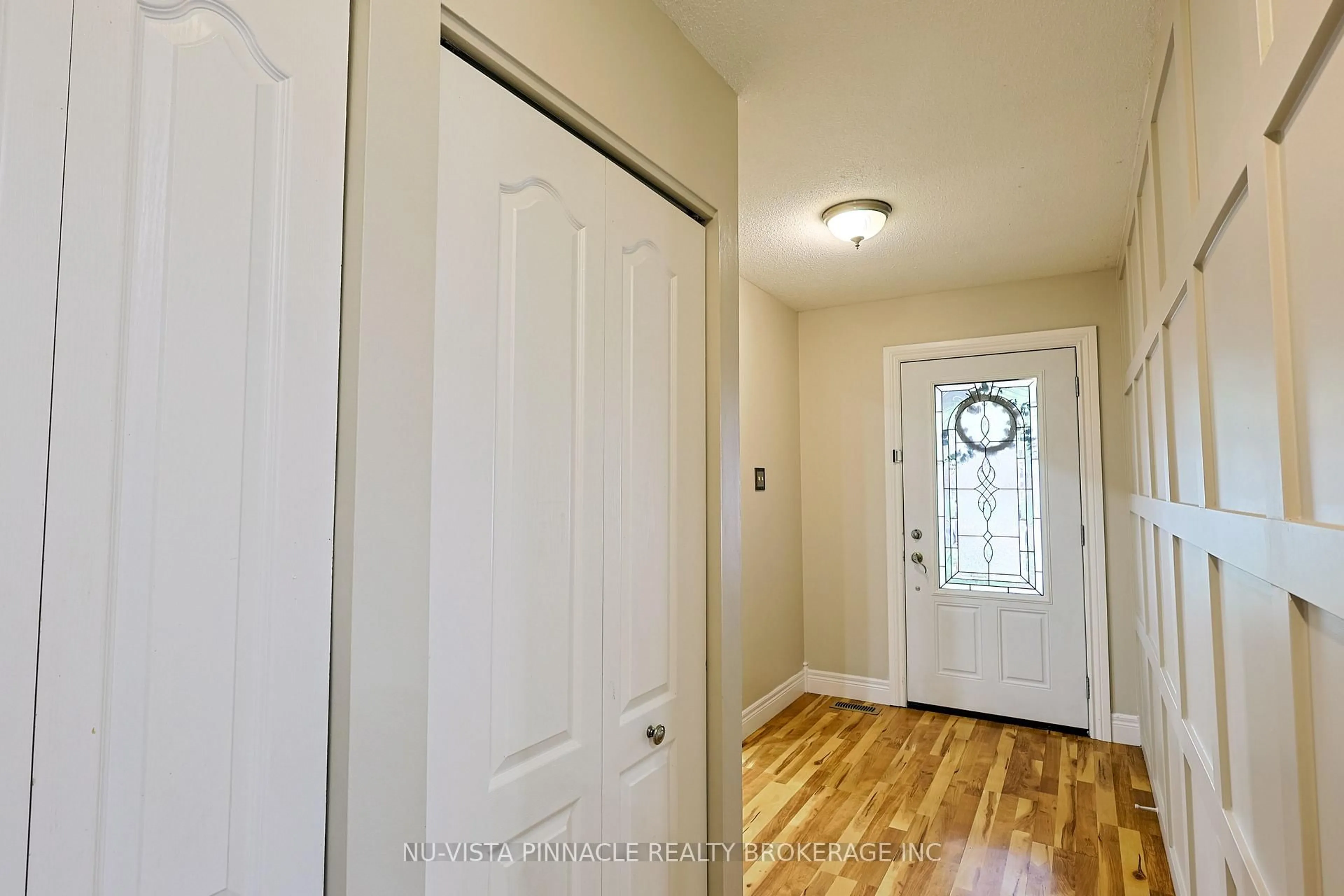 Indoor entryway for 46 MONMORE Rd, London North Ontario N6G 2W6