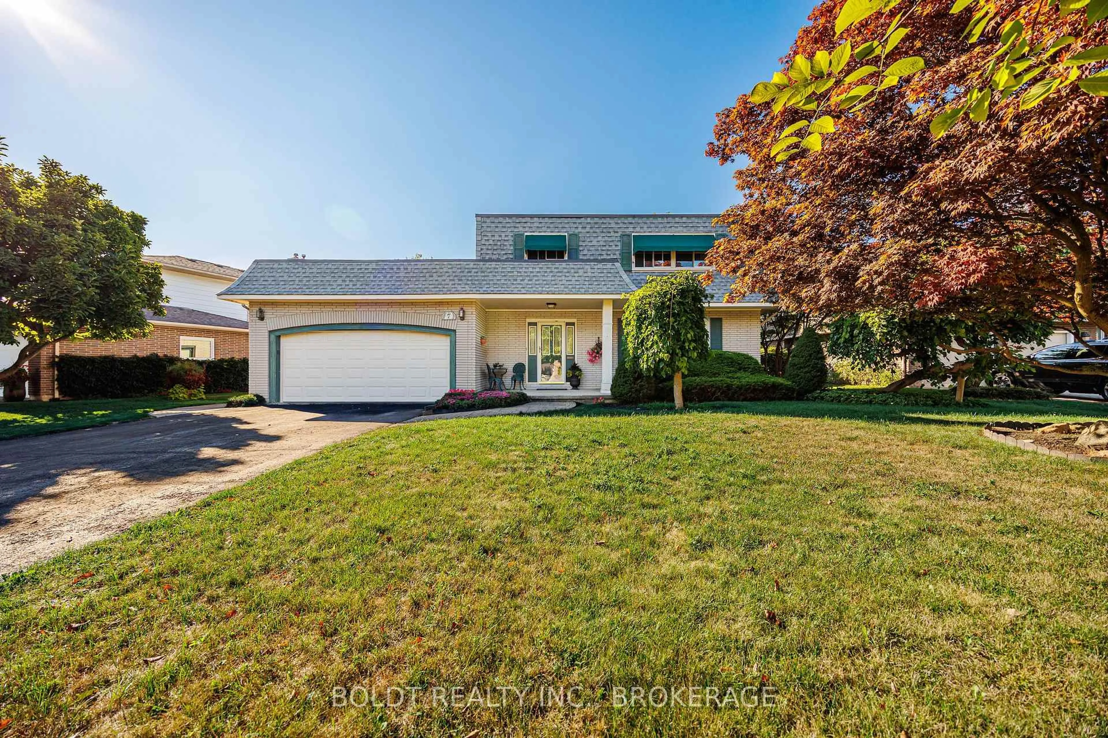 Home with vinyl exterior material, street for 7 Mayholme Crt, St. Catharines Ontario L2N 4C1
