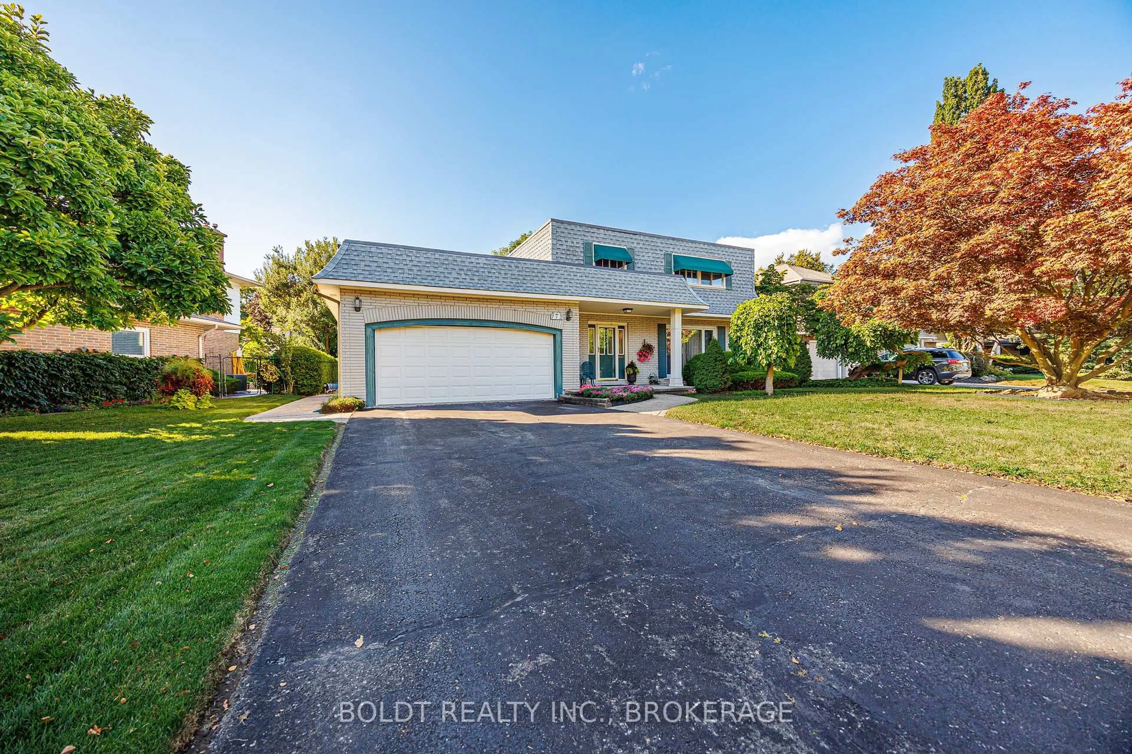 A pic from outside/outdoor area/front of a property/back of a property/a pic from drone, water/lake/river/ocean view for 7 Mayholme Crt, St. Catharines Ontario L2N 4C1