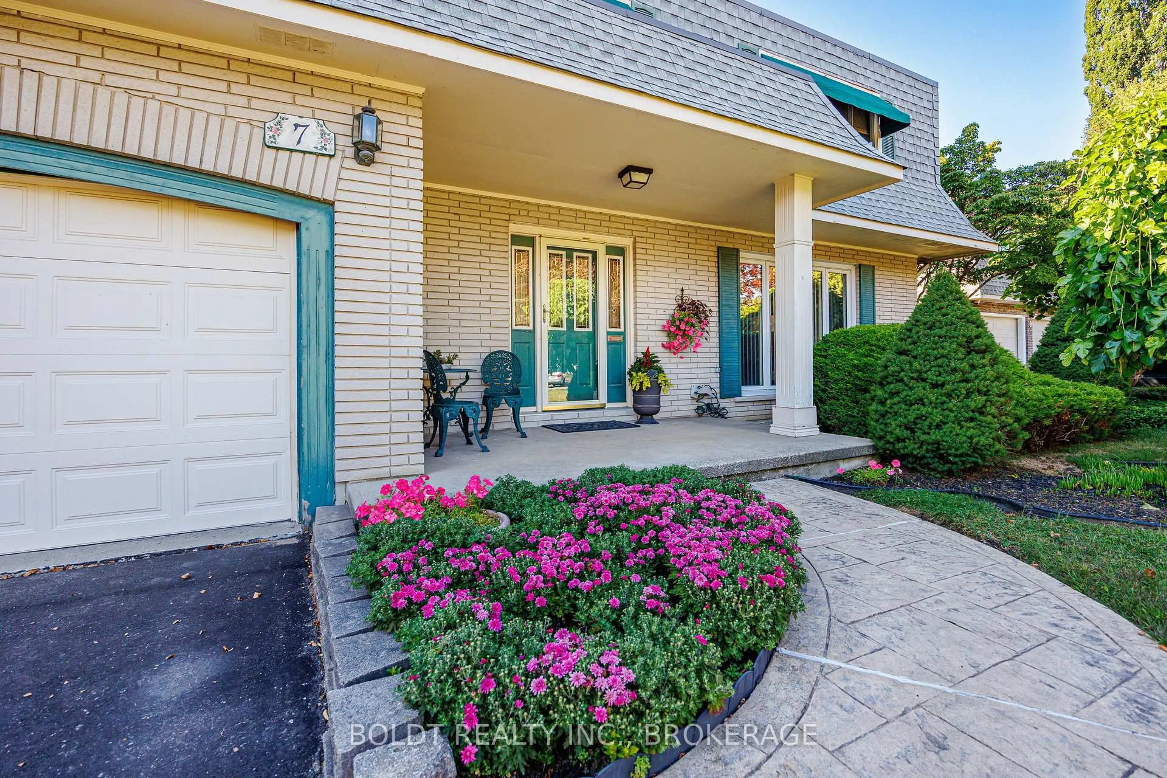 Unknown for 7 Mayholme Crt, St. Catharines Ontario L2N 4C1