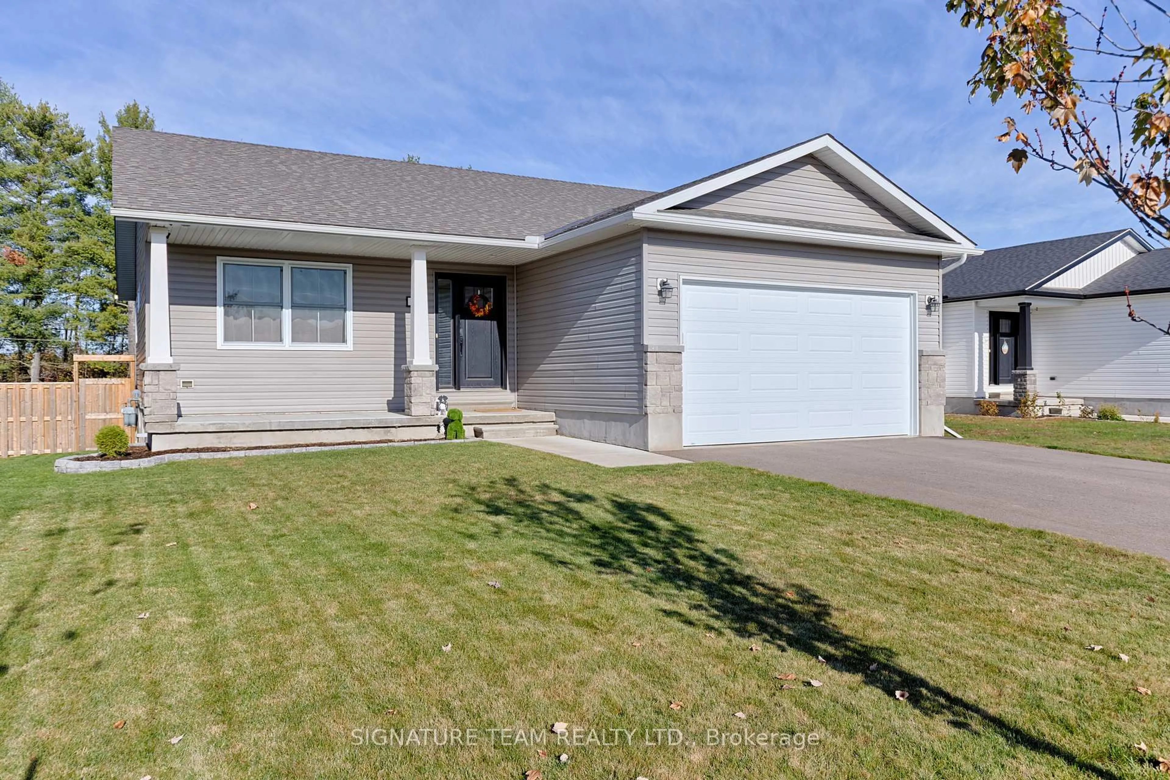 Home with vinyl exterior material, street for 28 Terrance Dr, Petawawa Ontario K8H 0H3