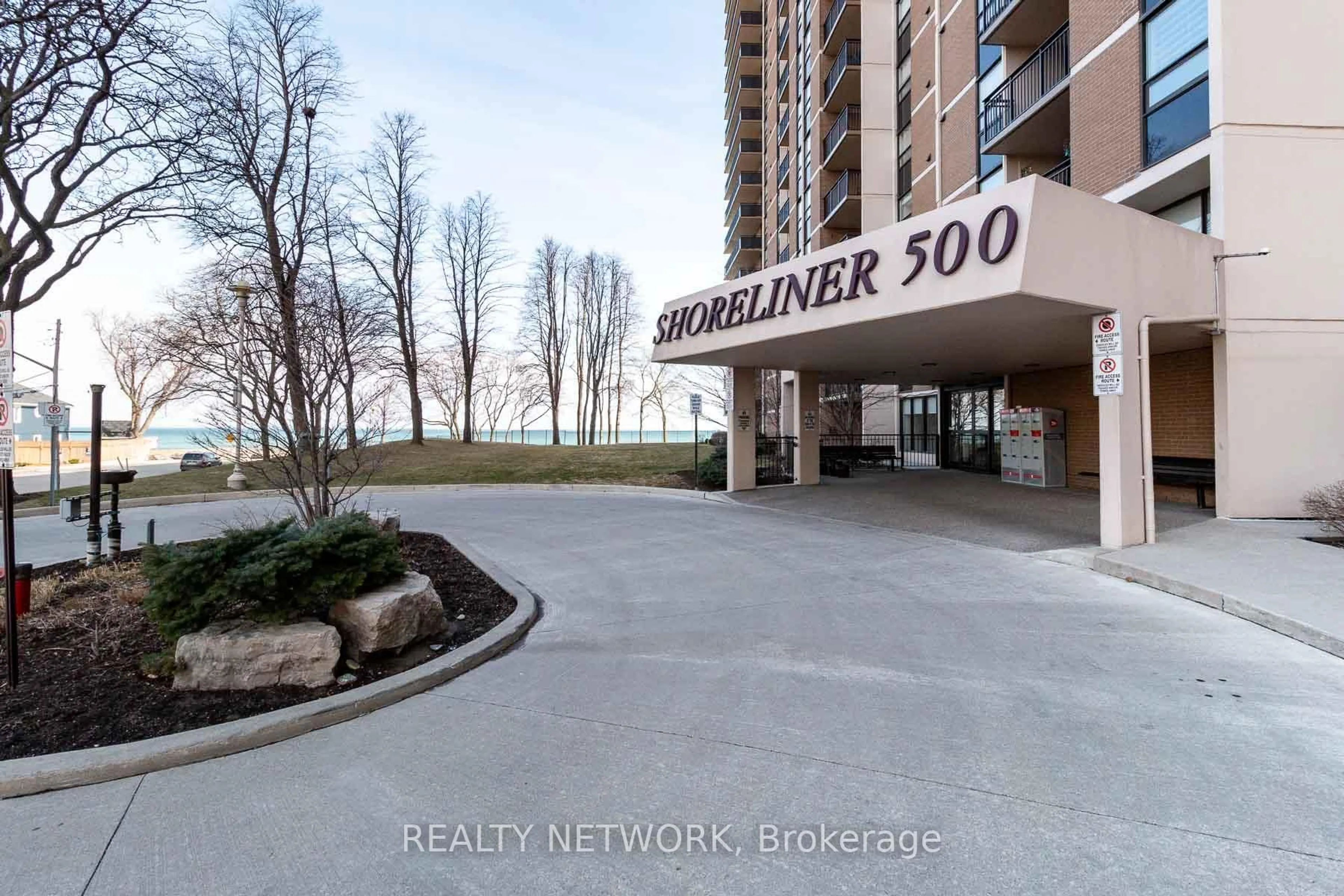 Indoor foyer for 500 Green Rd #901, Hamilton Ontario L8E 3M6