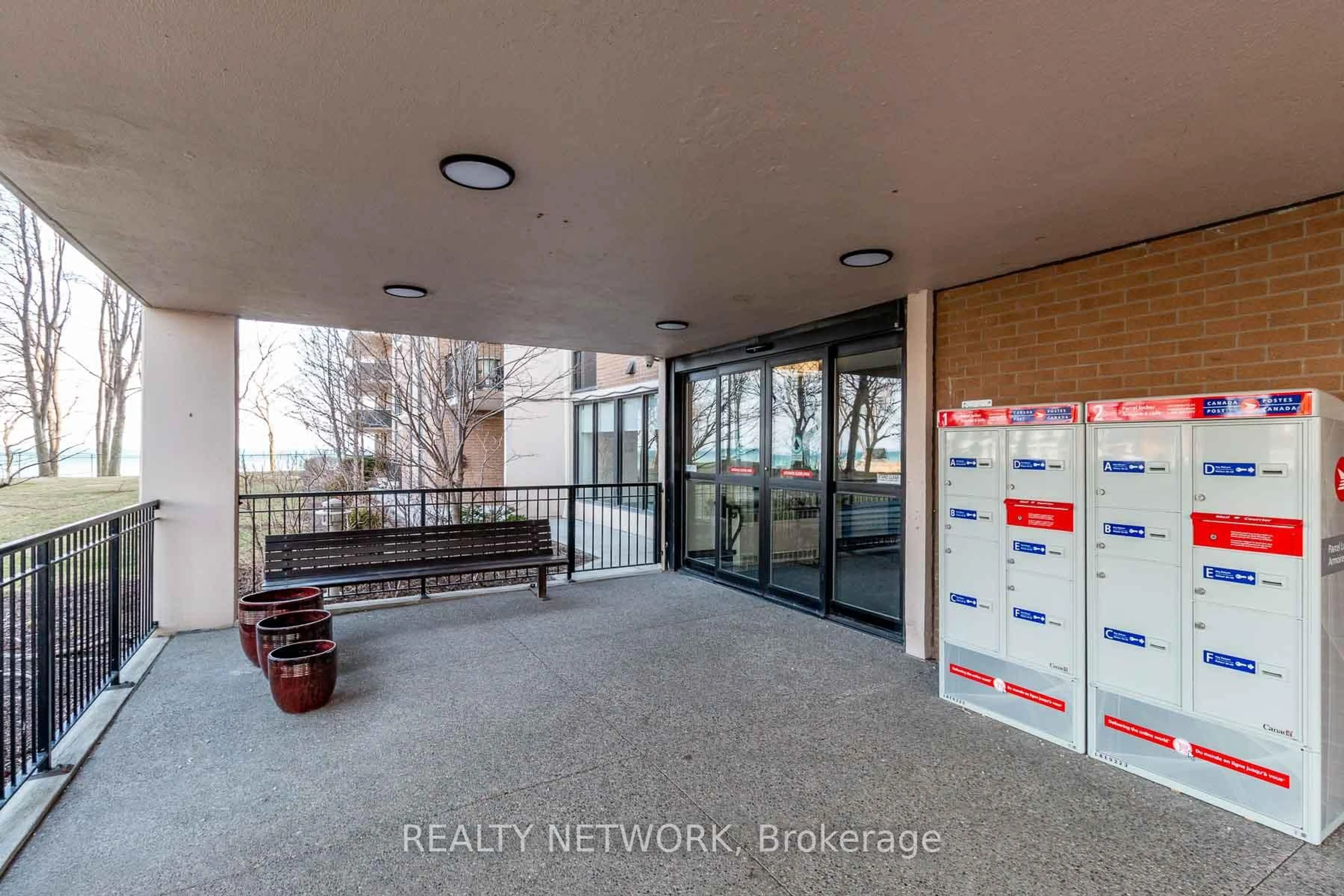 Indoor foyer for 500 Green Rd #901, Hamilton Ontario L8E 3M6