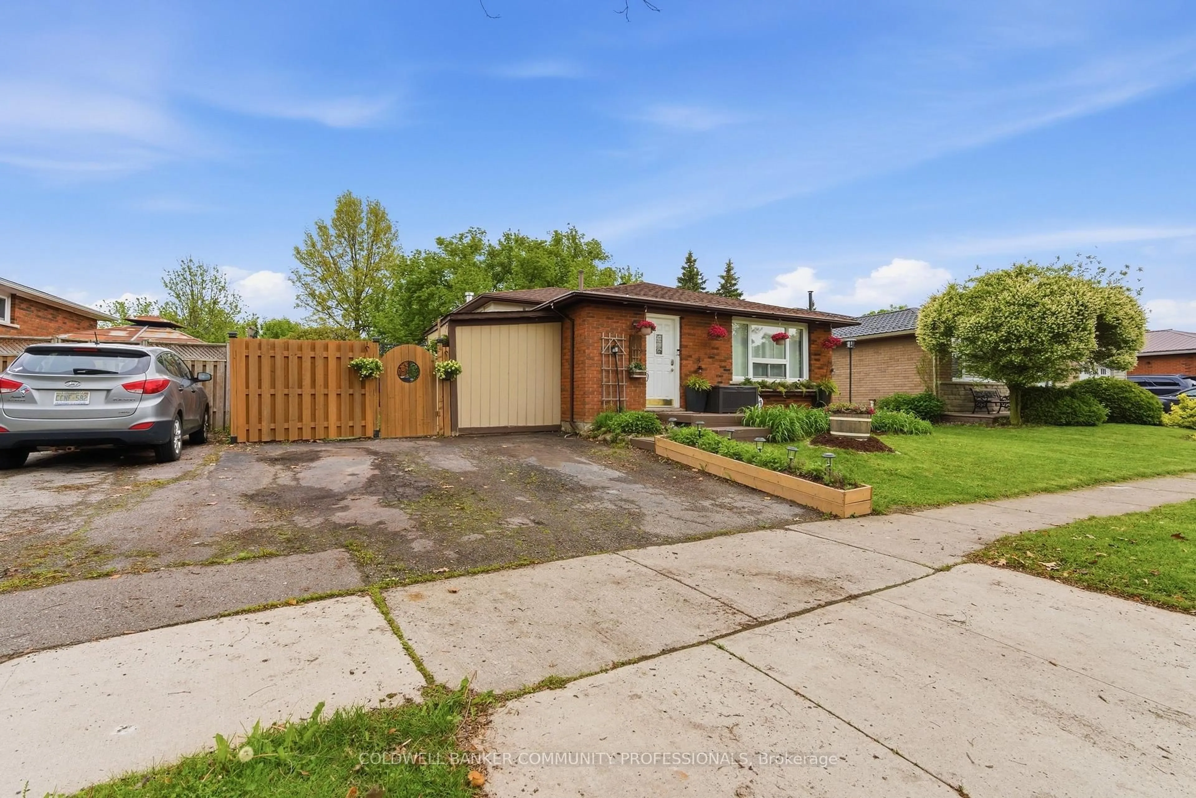 A pic from outside/outdoor area/front of a property/back of a property/a pic from drone, street for 115 Gordon Drummond Ave, Hamilton Ontario L8J 1E9